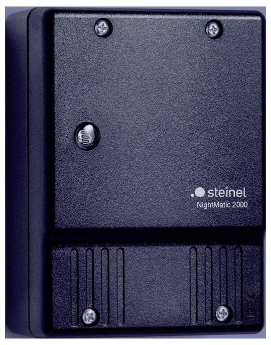Nahaufnahme einer schwarzen Steinel NightMatic 2000 Außenleuchte mit Bewegungsmelder und einer kleinen Einstellscheibe sowie Schrauben.