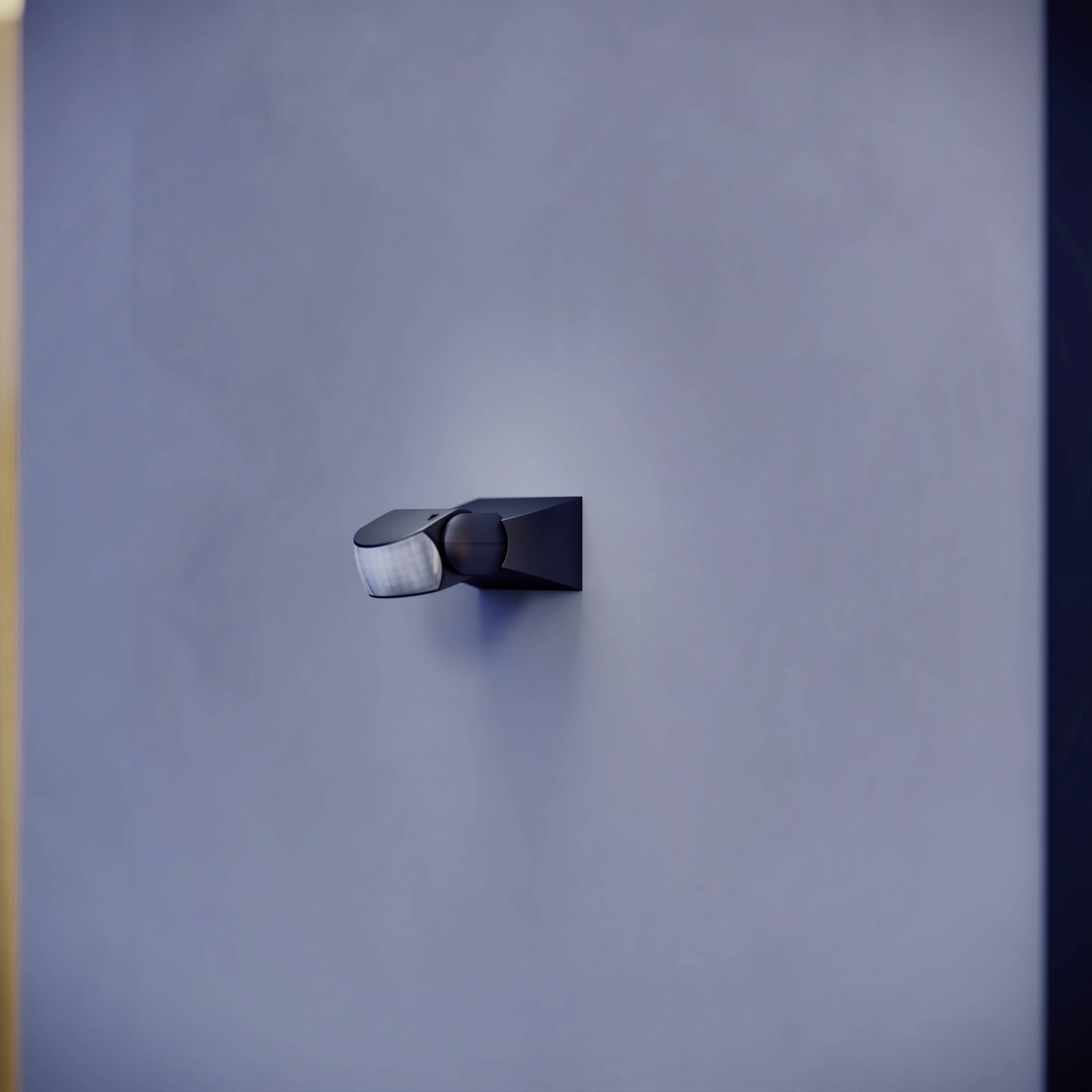 Eine moderne schwarze Wandleuchte leuchtet an einer grauen Wand und erzeugt ein sanftes, gleichmäßiges Licht im Raum.