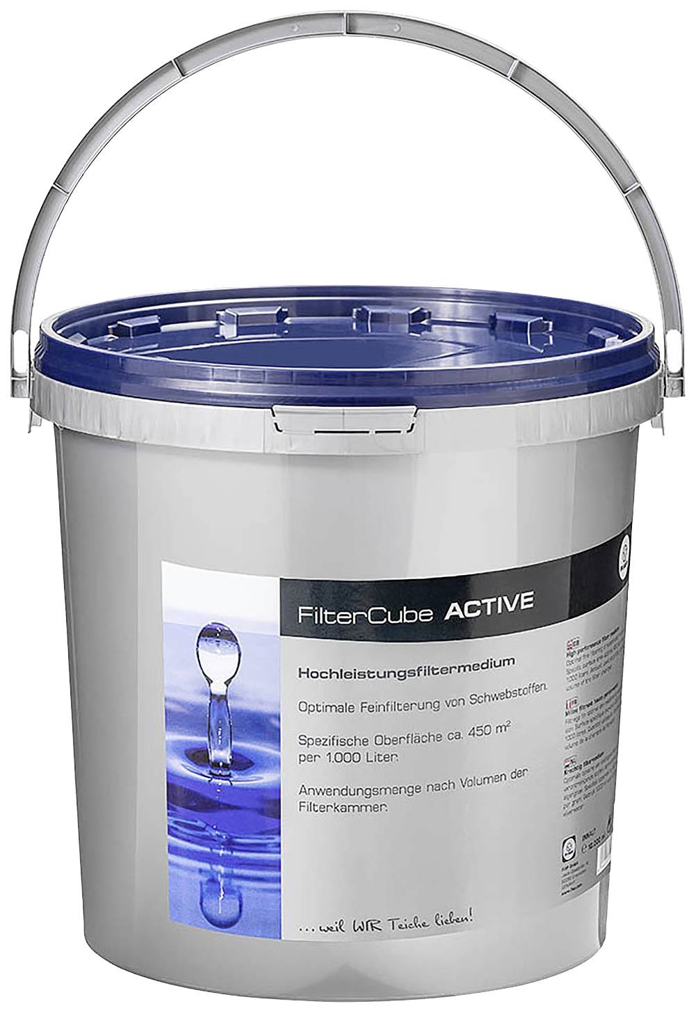 Ein grauer Eimer mit blauem Deckel, beschriftet als 'FilterCube ACTIVE Hochleistungsfiltermedium'. Entwickelt für Schwebstoffe in Wasser.