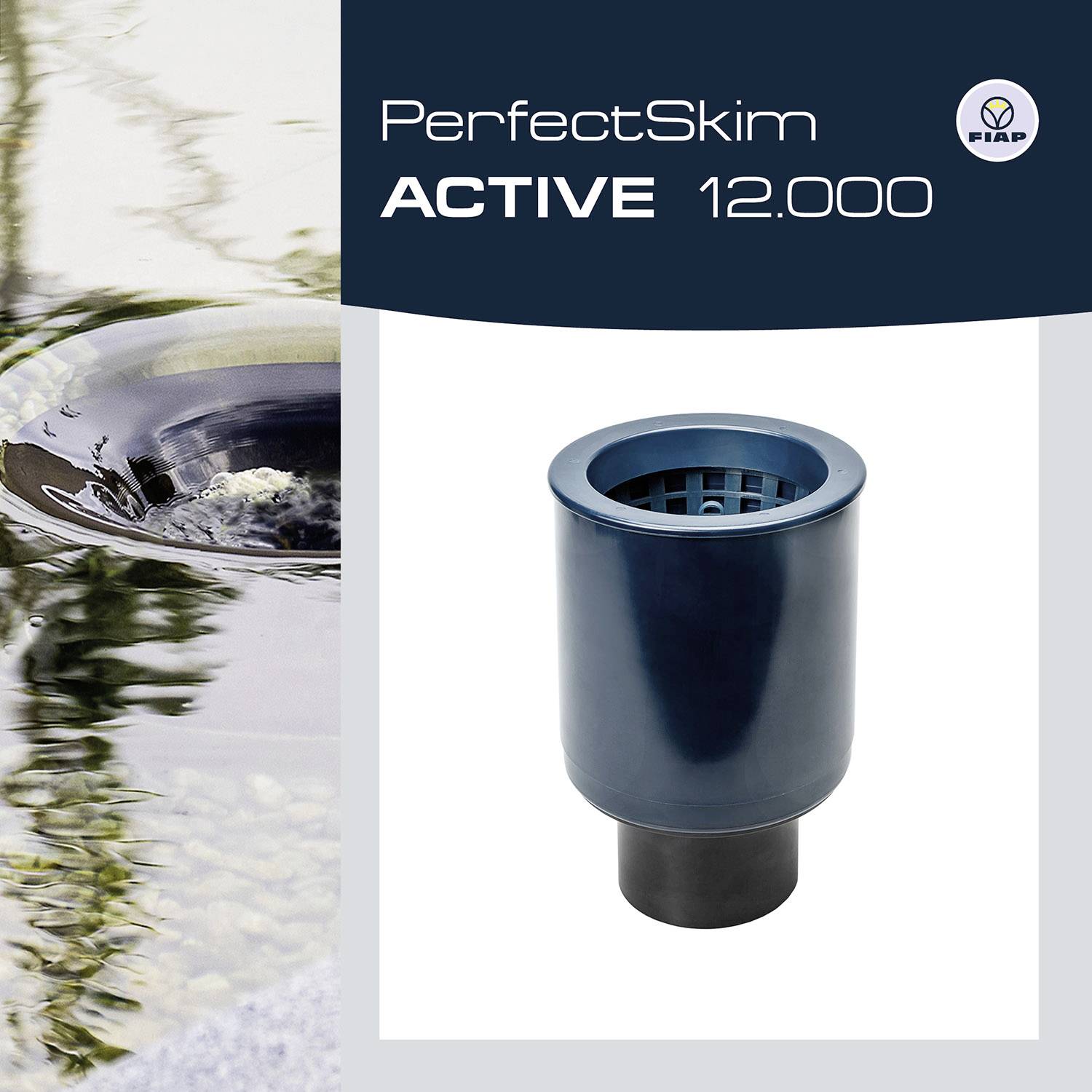 Poolskimmer 'PerfectSkim ACTIVE 12.000' neben einem Gewässer. Gehäuse in Blau, rechts im Bild, links Wasser mit Spiegelung. Markenlogo oben rechts.