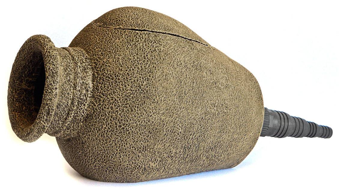 Ein strukturierter brauner Kerugtopf oder eine Vase mit breitem Ausguss auf der linken Seite und schmalem geripptem Hals auf der rechten Seite, dargestellt vor weißem Hintergrund.