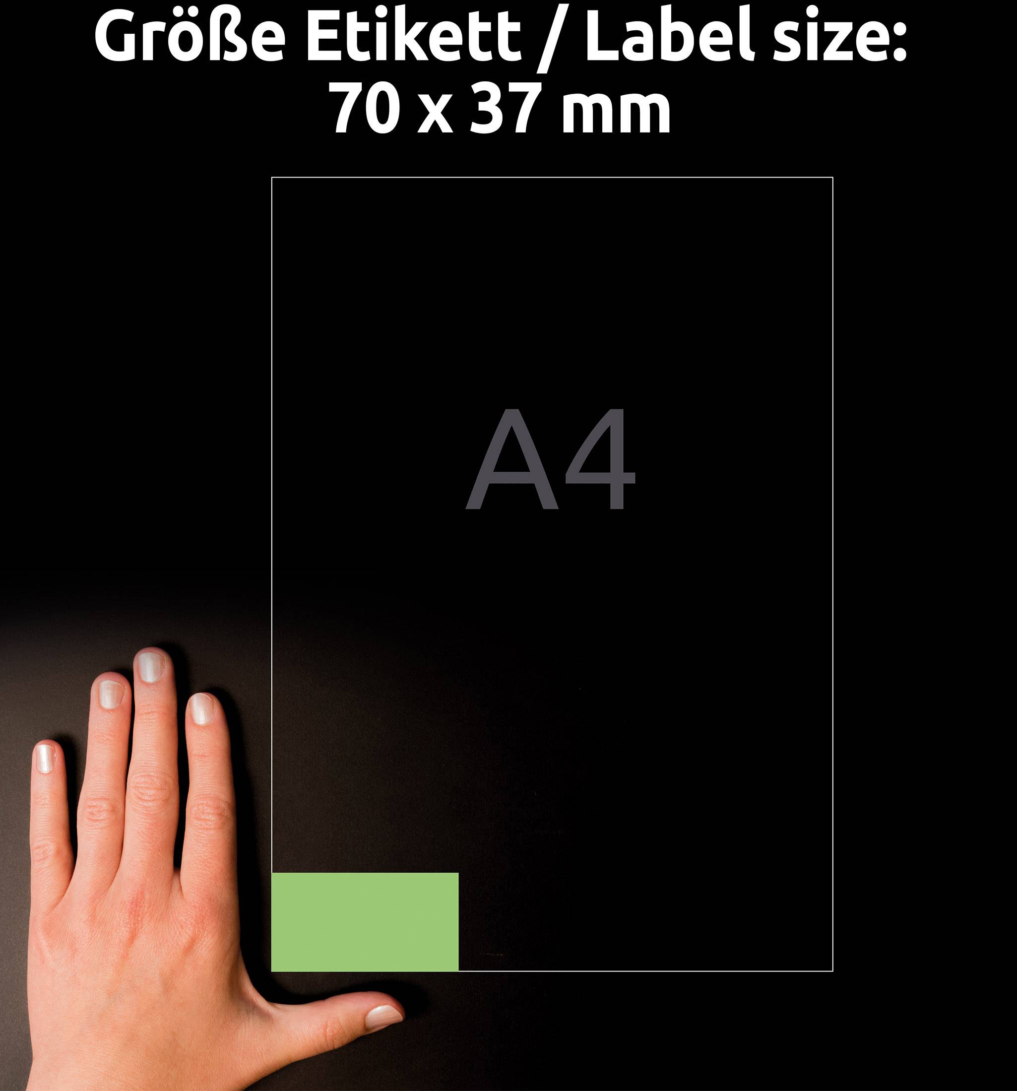 Hand unter einem A4-Papier mit kleinem grünen Etikett (70 x 37 mm) in der Ecke.