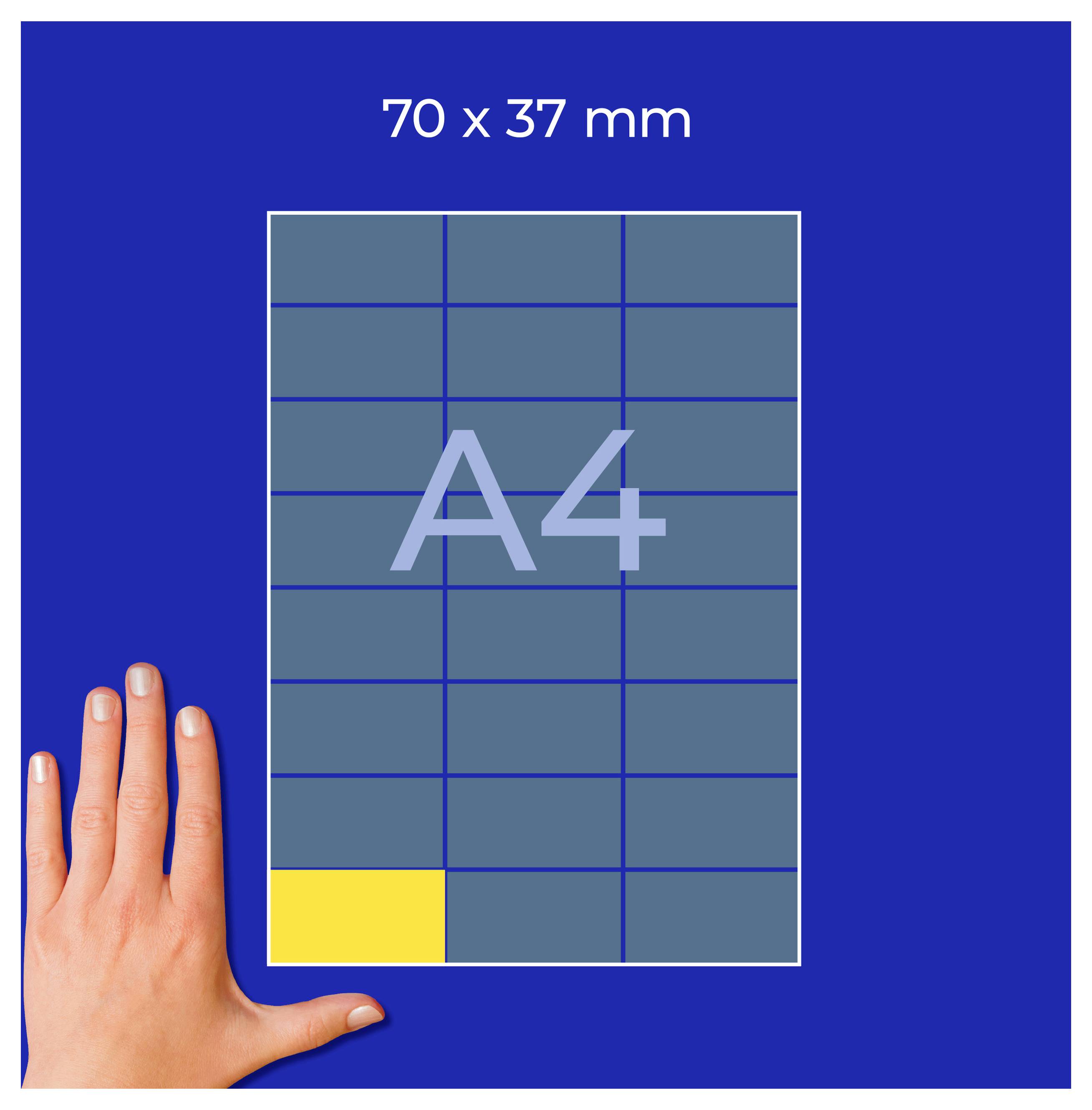 A4-Format mit Markierung für 70 x 37 mm; unten links zeigt eine Hand die Größenanordnung auf blauem Hintergrund.