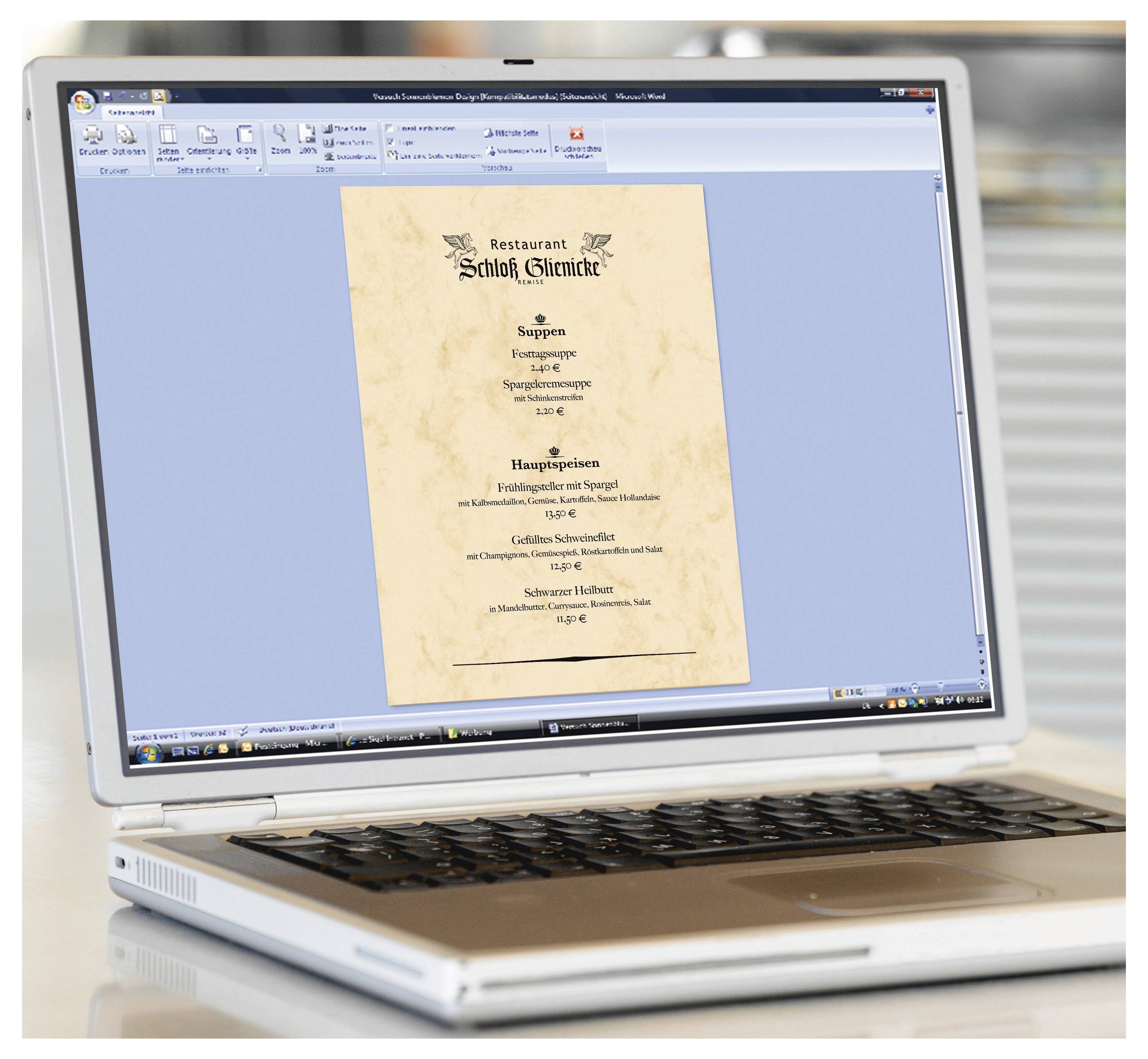 Laptop-Bildschirm mit einem Menü-Design in einem Dokumenteneditor, mit einem zentrierten beige Restaurantmenü mit dem Titel „Restaurant Schloss Glienicke".