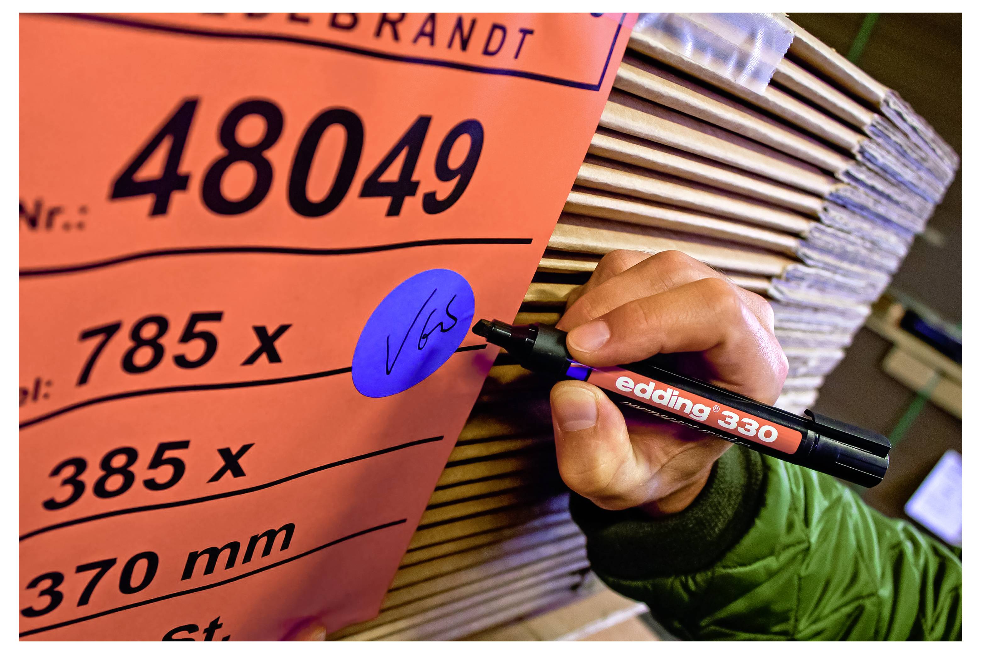 Handschrift auf einem orangefarbenen Lageretikett mit einem schwarzen Marker, das blaue Aufkleber „16S" auf Box 48049 kennzeichnet.