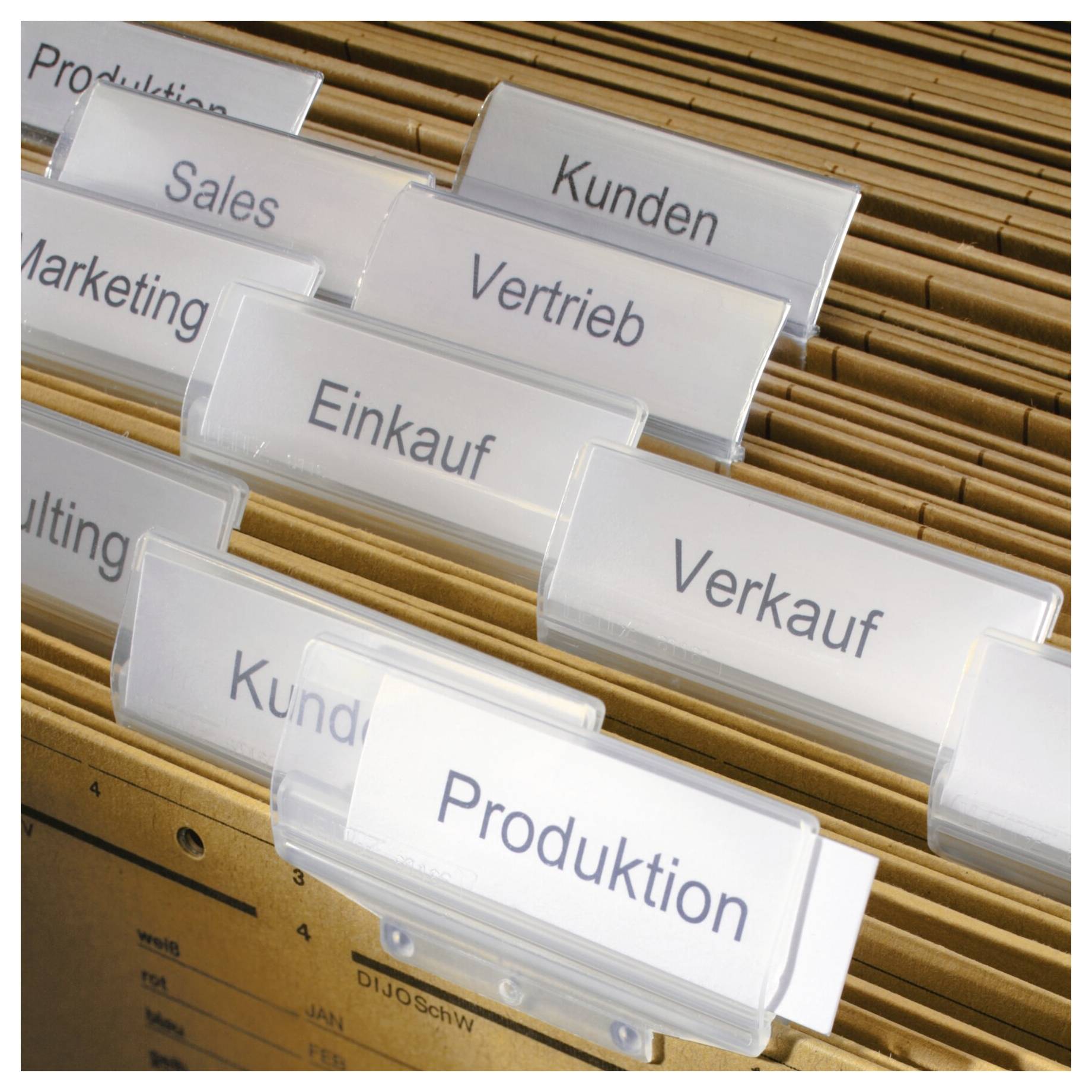 Dateiordner mit beschrifteten Reitern auf Deutsch, einschließlich "Kunden", "Vertrieb", "Einkauf", "Verkauf" und "Produktion", organisiert in einem Schrank.