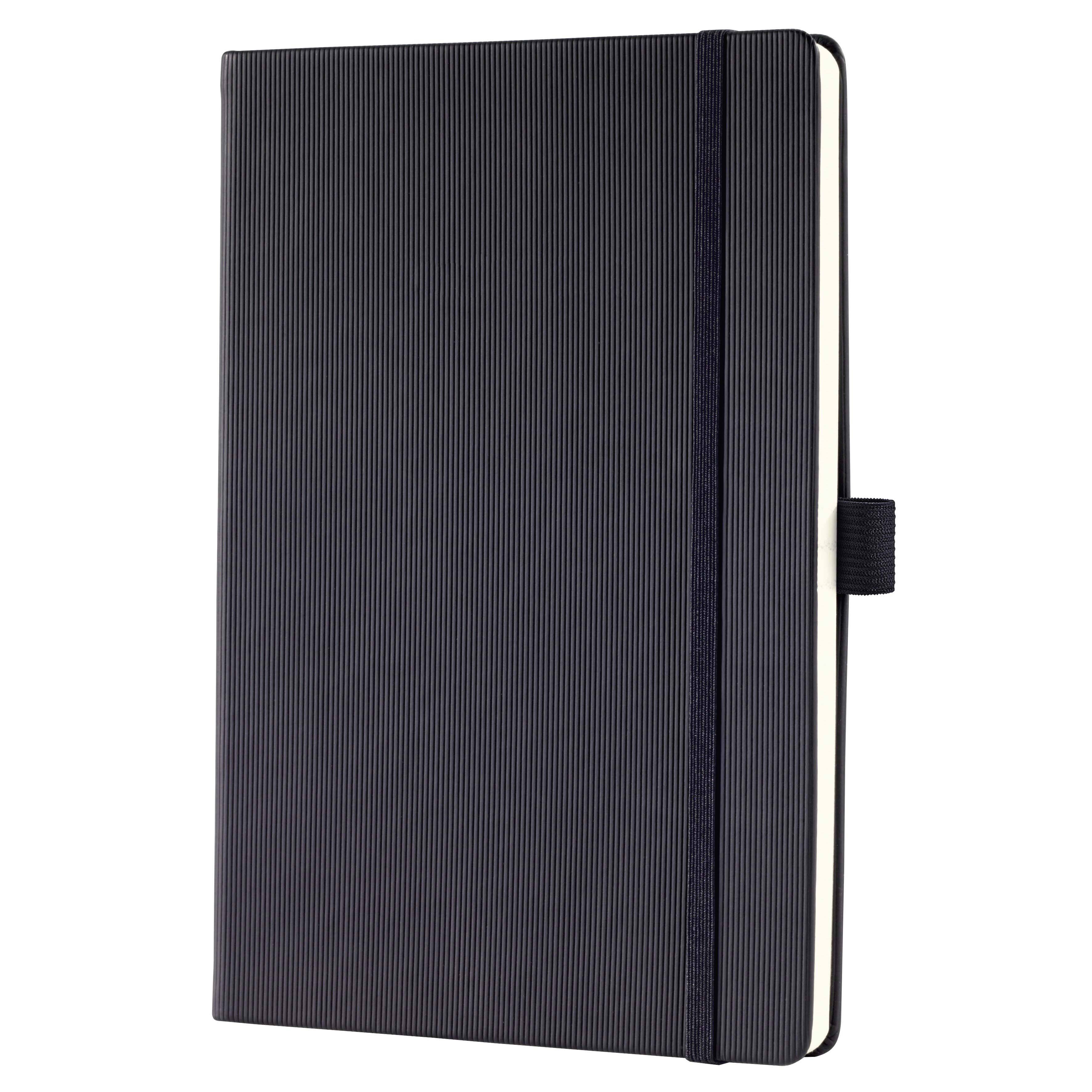 Schwarzes Hardcover-Notizbuch mit Gummiband-Verschluss, geschlossen auf weißem Hintergrund dargestellt.