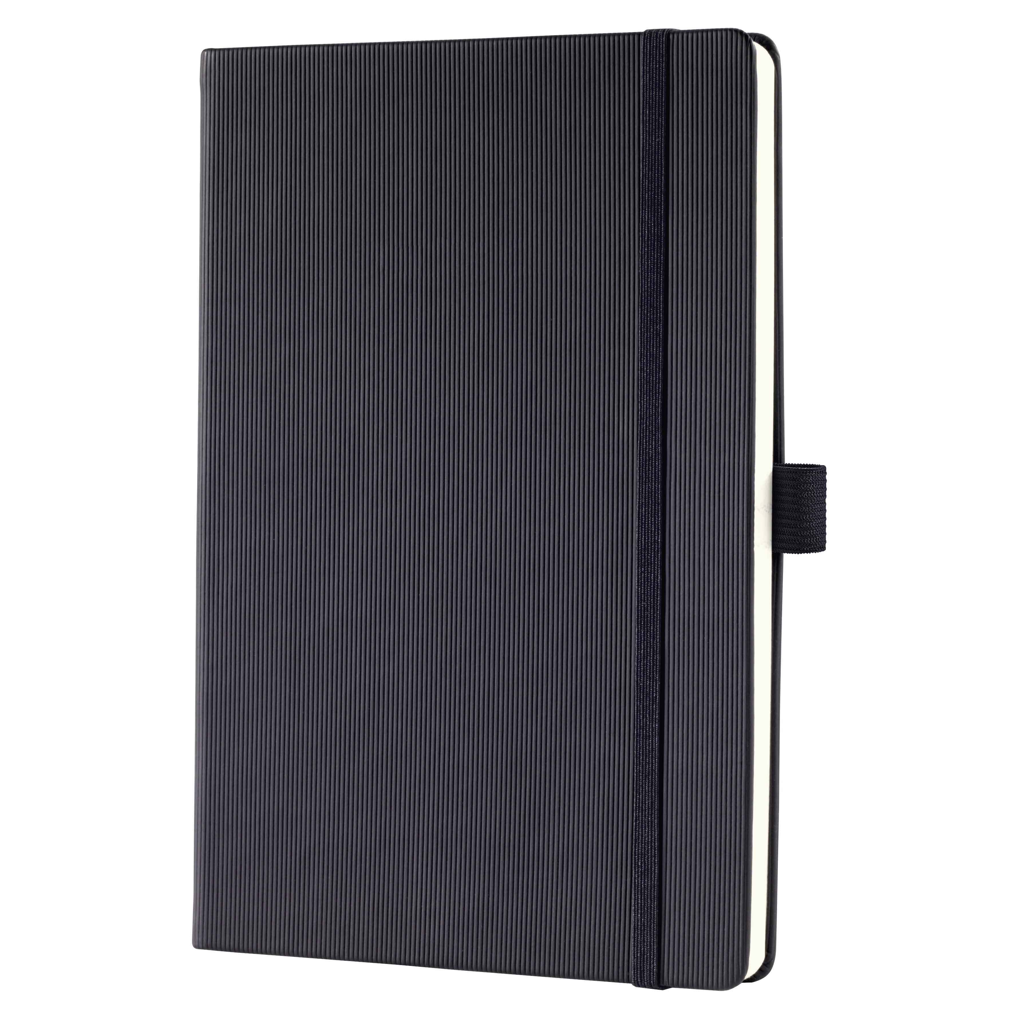 Schwarzes Hardcover-Notizbuch mit elastischem Verschlussgummi, geschlossen auf weißem Hintergrund abgebildet.
