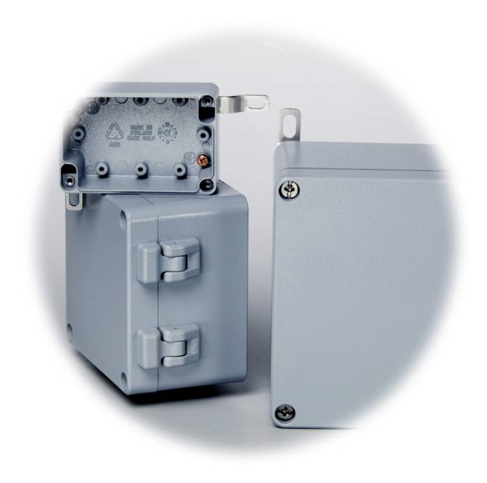 Zwei graue elektrische Anschlussdosen, eine geöffnet mit sichtbaren Anschlüssen, die andere geschlossen.