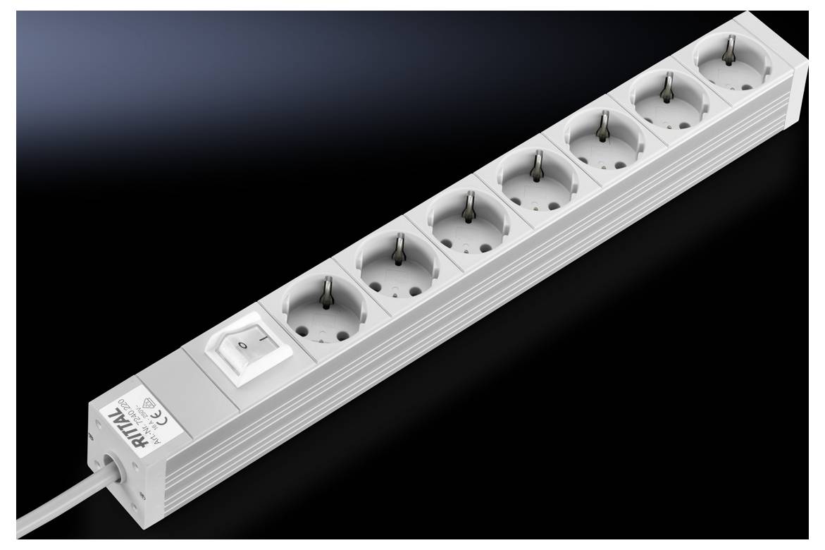 Sechsfache Steckdosenleiste mit Schalter und Kabel von Rittal, in einem schlichten, funktionalen Design auf schwarzem Hintergrund.
