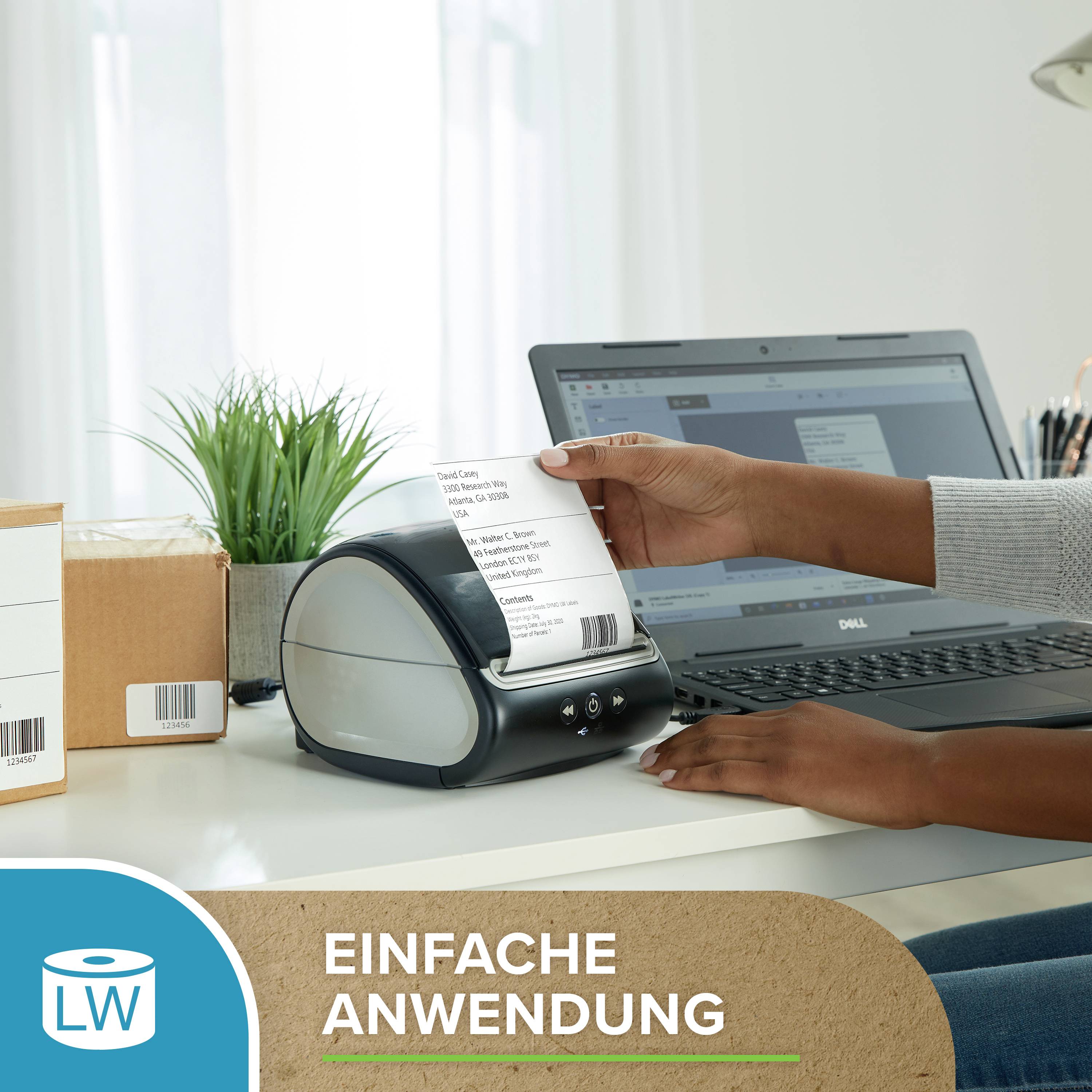 Person benutzt einen Etikettendrucker am Schreibtisch, um Pakete zu labeln. Im Hintergrund steht ein Laptop. Text auf Bild: 'Einfache Anwendung'.