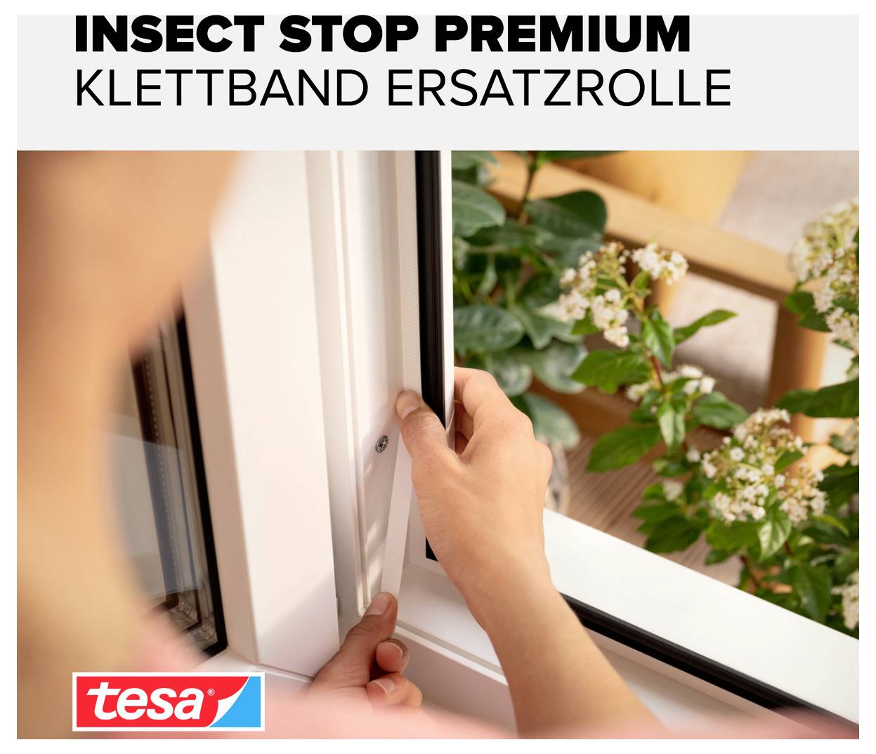 Hände montieren einen tesa 'INSECT STOP PREMIUM' Ersatz-Insektenschutzstreifen auf einem Fensterrahmen, mit Pflanzen sichtbar draußen.