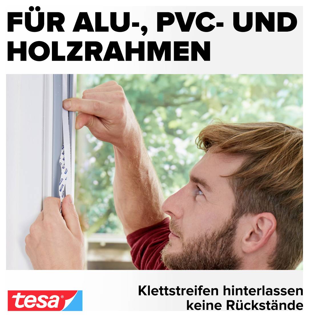 Man installiert einen Klettstreifen auf einem Fensterrahmen; Deutscher Anzeigentext besagt „FÜR ALU-, PVC- UND HOLZRAHMEN