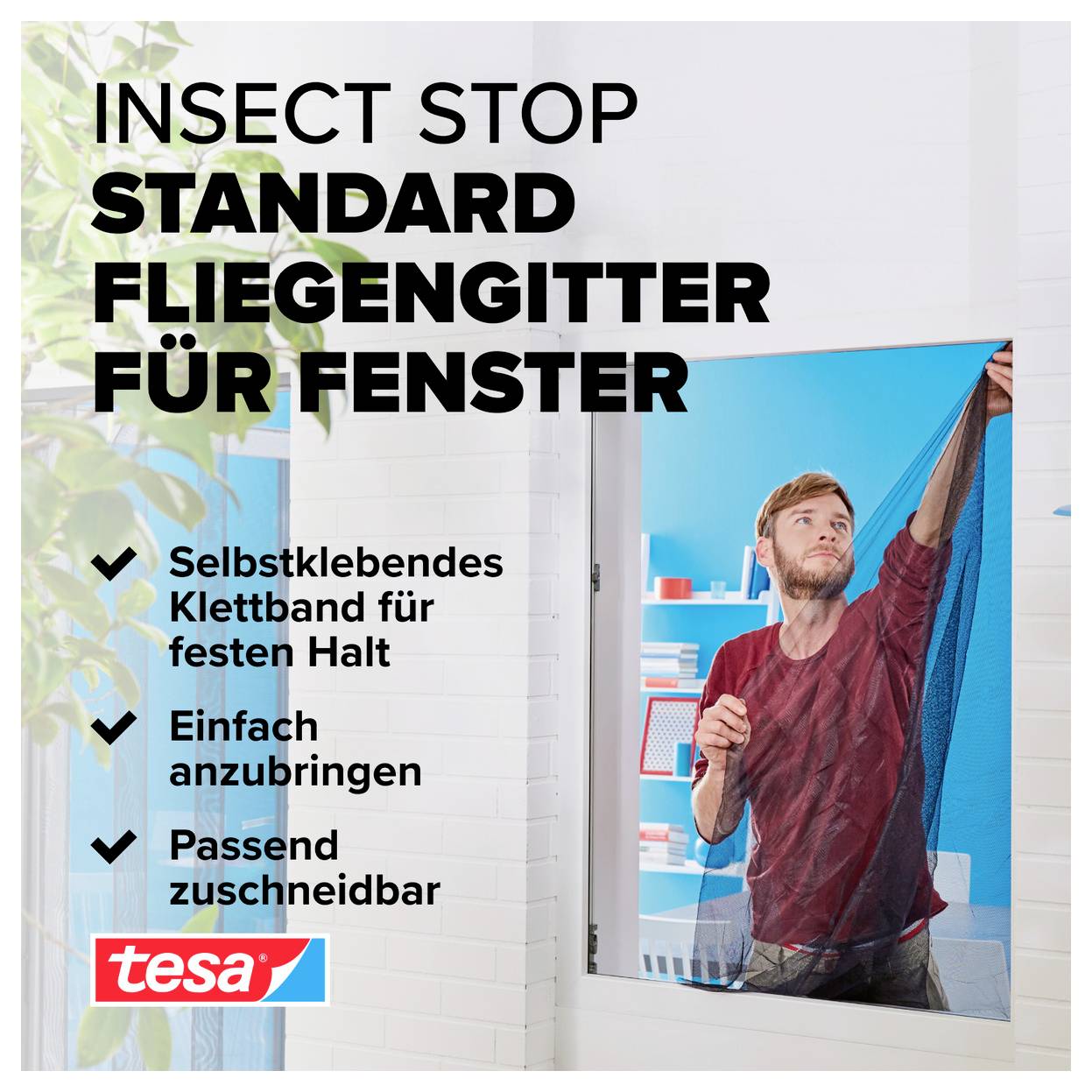 Werbeanzeige für tesa 'Insect Stop Standard Fliegengitter für Fenster', die einen Mann zeigt, der ein selbstklebendes, zuschneidbares Fliegengitter anbringt; der Text hebt die einfache, sichere Befestigung hervor.
