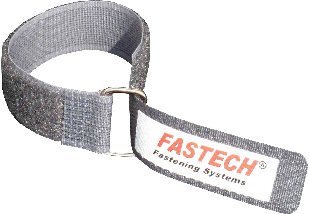 Eine graue Klettschlaufe mit der Aufschrift 'FASTECH Fastening Systems' auf dem weißen Festziehband. Geeignet zur Kabelbefestigung.