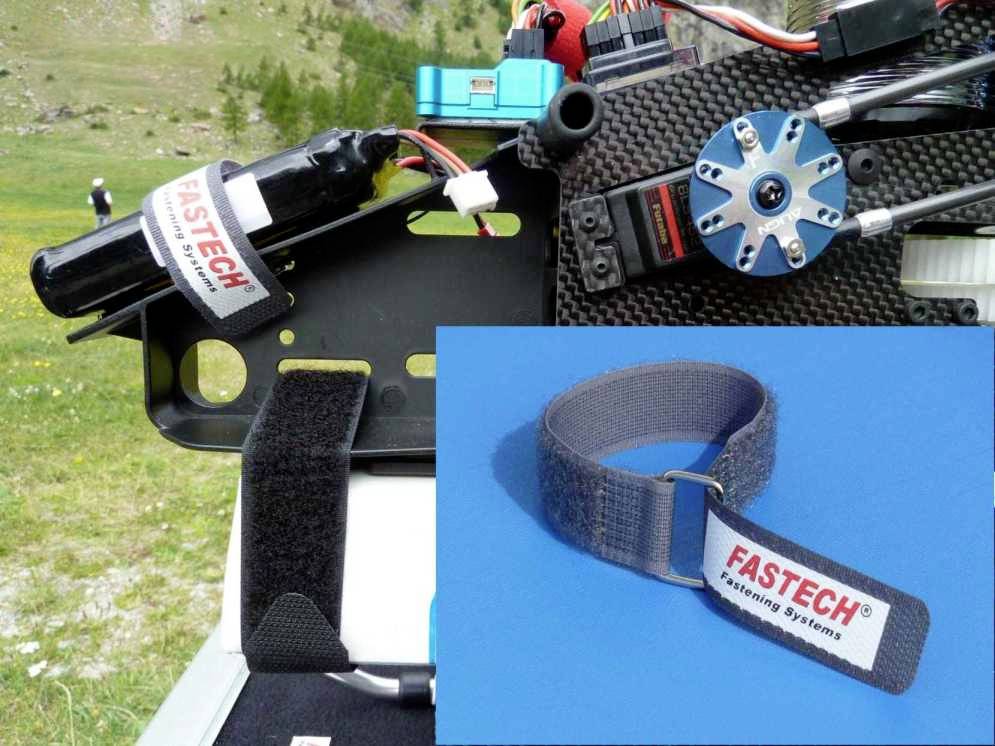'Fastech'-Verpackungssysteme: Oben Detail eines Befestigungsbandes an Ausrüstung im Freien; unten ein graues Band mit Logo.