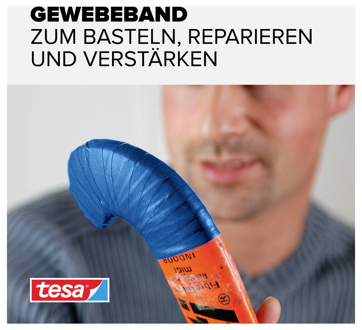 Mann hält eine orange Rolle Gewebeband mit blauer Spitze. Text oben: 'Gewebeband zum Basteln, Reparieren und Verstärken'. Logo: Tesa.