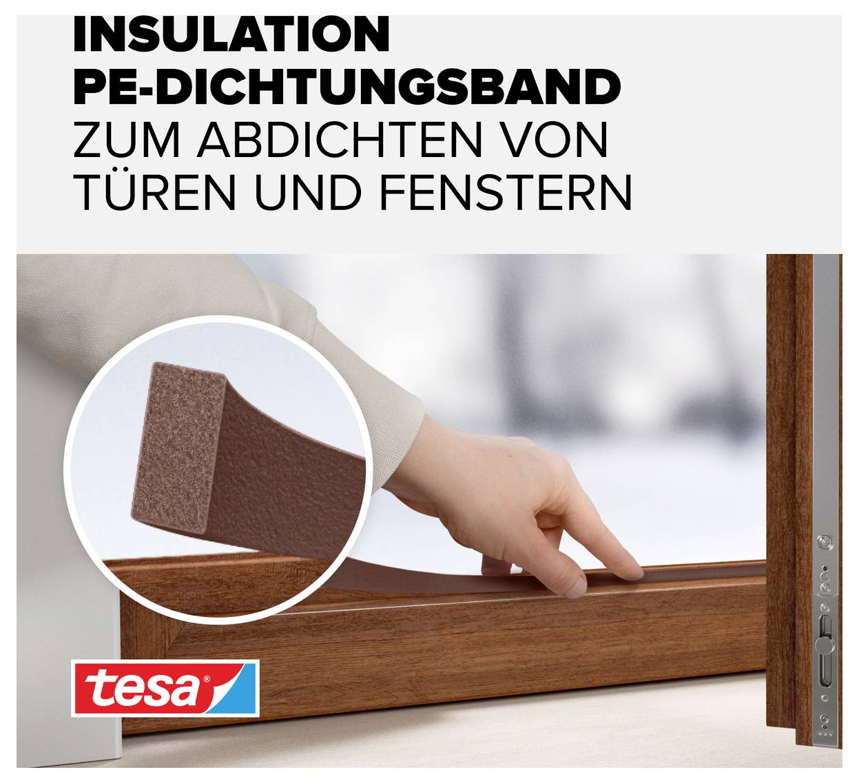 'Insulation PE-Dichtungsband zum Abdichten von Türen und Fenstern.' Ein Finger drückt das Dichtungsband gegen einen Türrahmen.