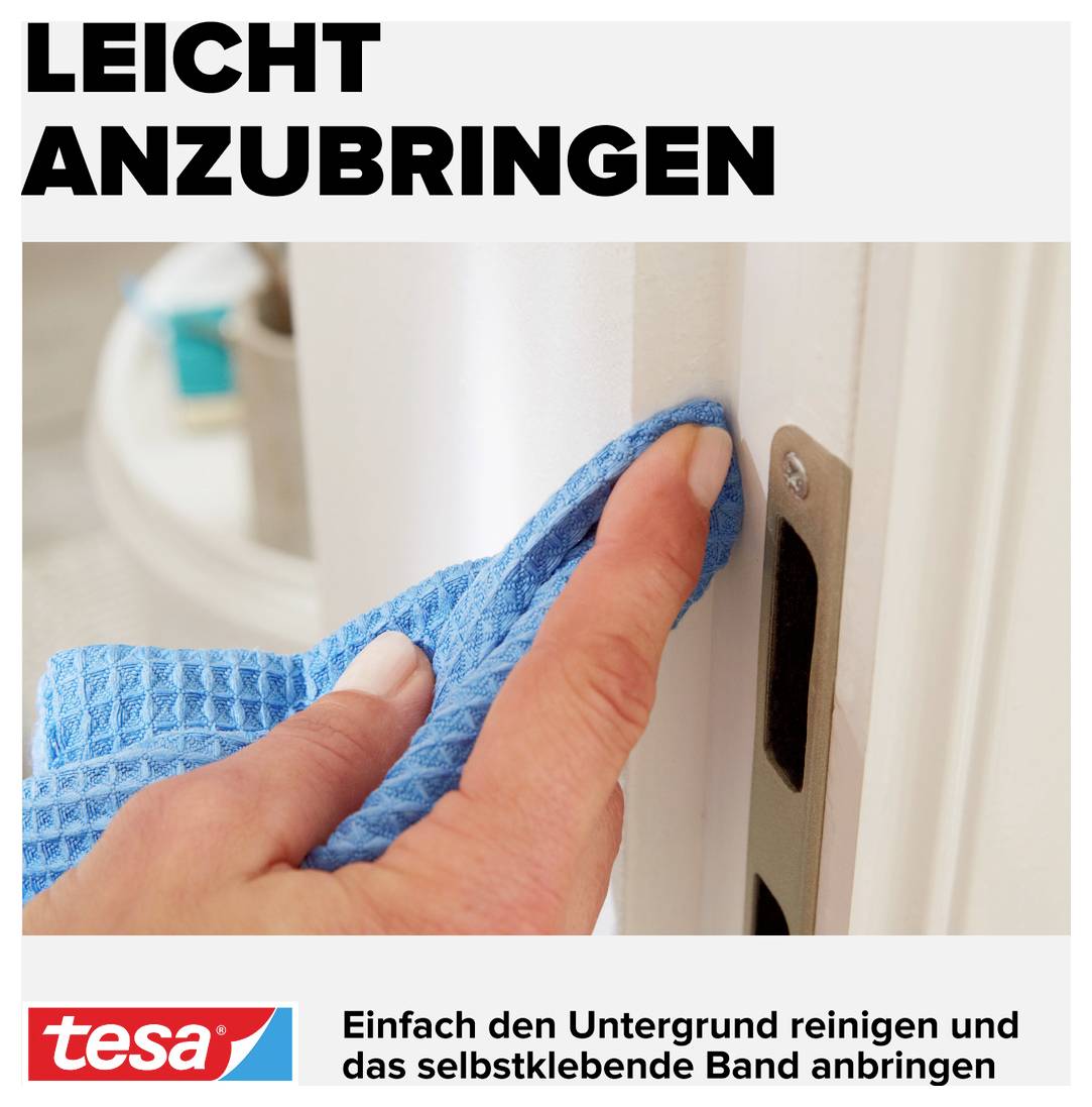 Person wischt Türrahmen mit blauem Tuch ab. Text: 'Leicht anzubringen'. Darunter tesa-Logo mit Anleitung zur Befestigung eines Klebebands.