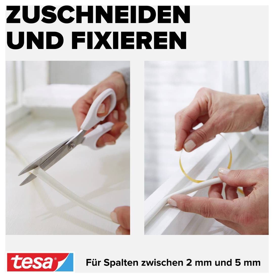Eine Hand schneidet mit einer Schere ein Dichtungsband, während eine andere Hand das Band auf einem Fensterrahmen anbringt. Text: 'Zuschneiden und Fixieren'.