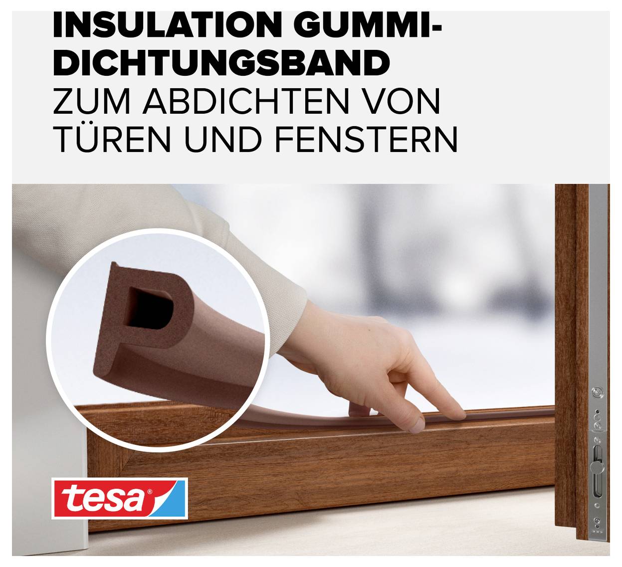 Eine Hand drückt ein Gummidichtungsband an den Rahmen eines Holzfensters, um Luftdichtheit zu gewährleisten. Text: 'Insulation Gummidichtungsband zum Abdichten von Türen und Fenstern'.