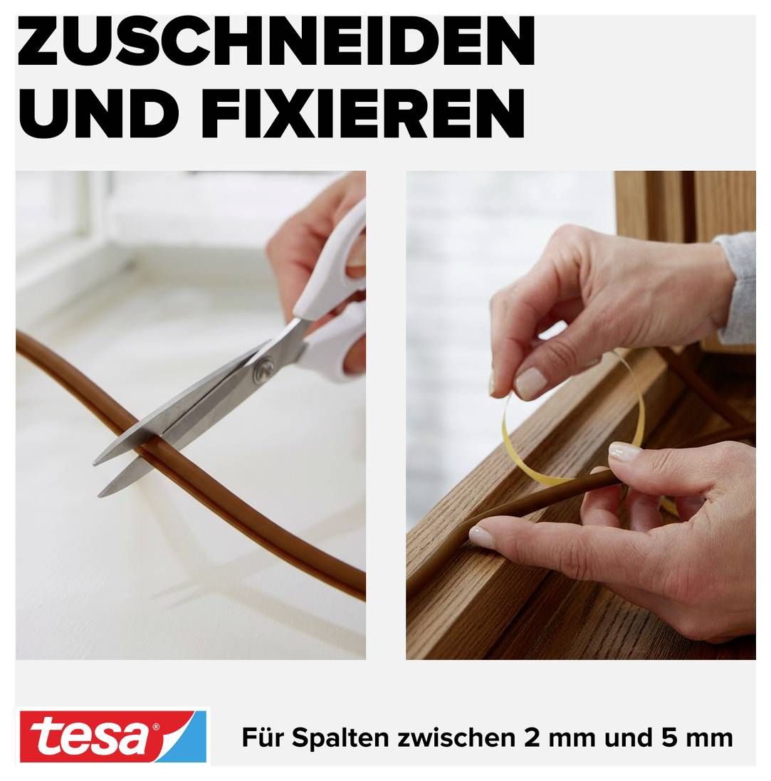 'Zuschneiden und Fixieren' - Eine Person schneidet ein Dichtungsband mit einer Schere und bringt es an einem Fensterrahmen an. Markenname 'tesa'.