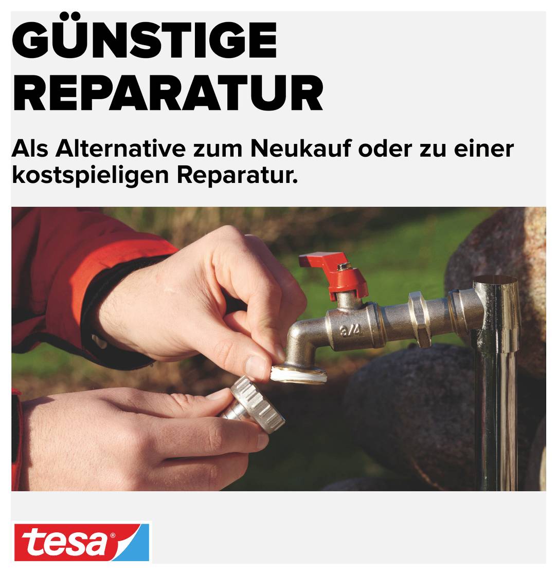Eine Person repariert einen Außenwasserhahn mit einem Dichtungsband als kostengünstige Alternative zur Neuanschaffung.