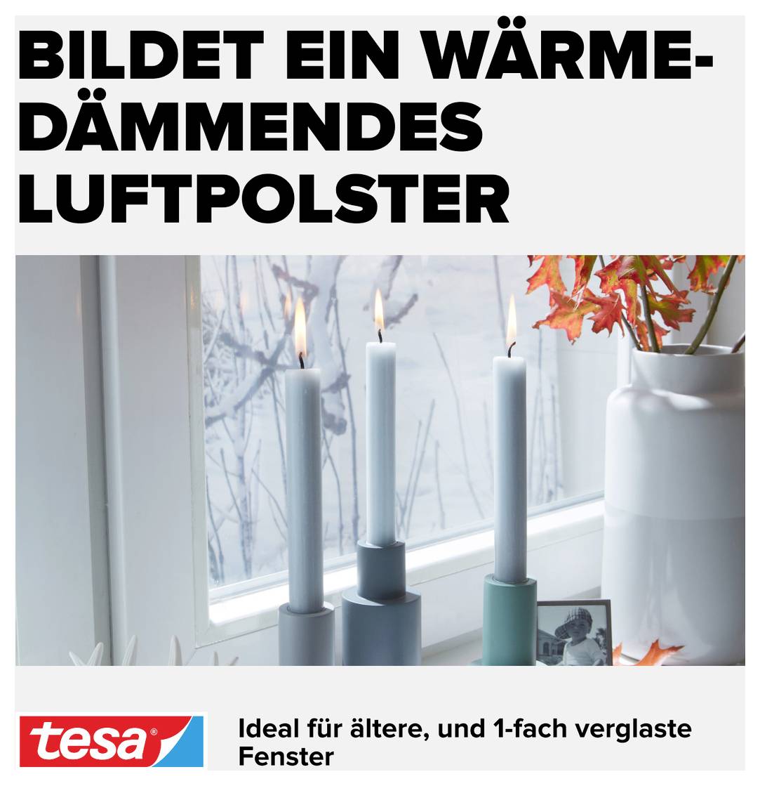 Kerzen auf Fensterbank vor einem Fenster. Der Text oben: 'Bildet ein wärmedämmendes Luftpolster'. Unten: 'Ideal für ältere, und 1-fach verglaste Fenster'.