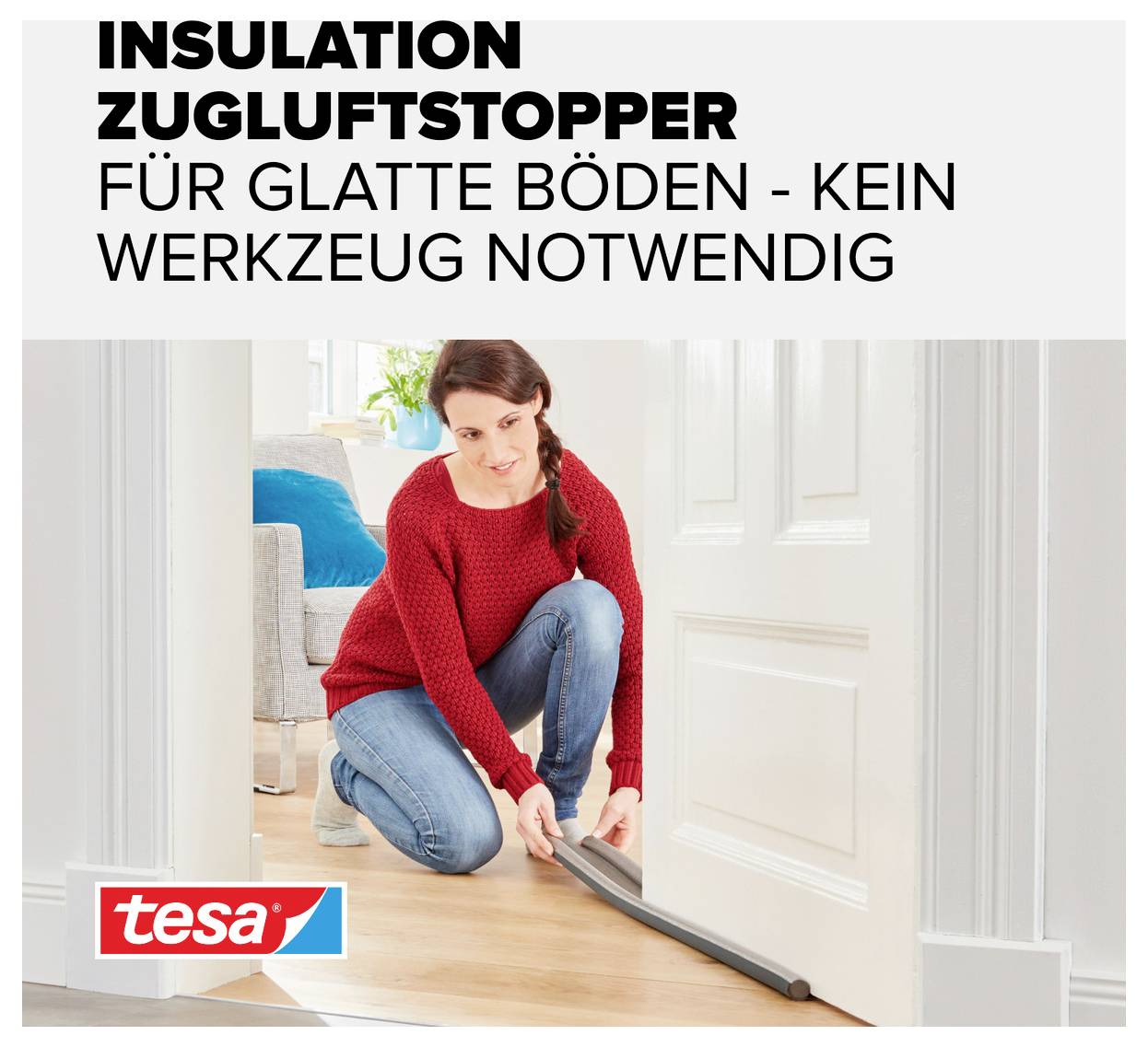 Eine Frau bringt einen schwarzen Zugluftstopper an der Unterseite einer weißen Tür an. Text: 'INSULATION ZUGLUFTSTOPPER FÜR GLATTE BÖDEN - KEIN WERKZEUG NOTWENDIG'. tesa-Logo rechts unten.