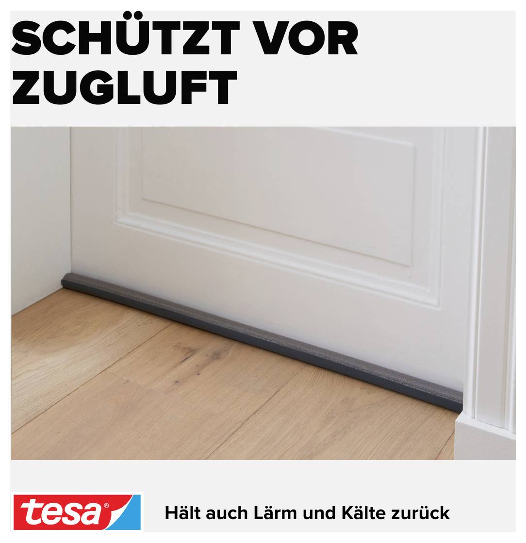 Türdichtung unter Tür, verhindert Zugluft. Text: 'Schützt vor Zugluft'. Markenzeichen unten links.