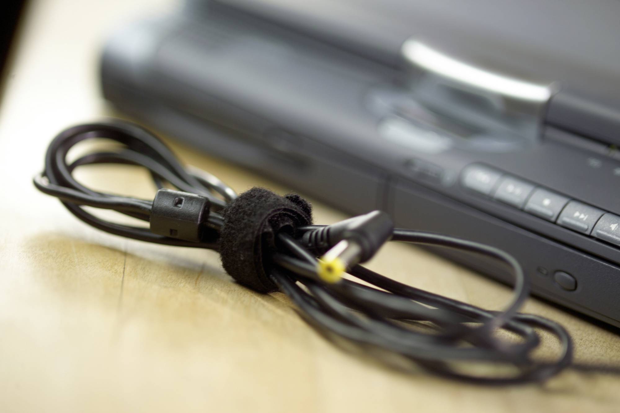 TESA On & Off 55239-00-00 Klettkabelbinder zum Bündeln Haft- und Flauschteil (L x B) 5000mm x 10mm Schwarz 1St.