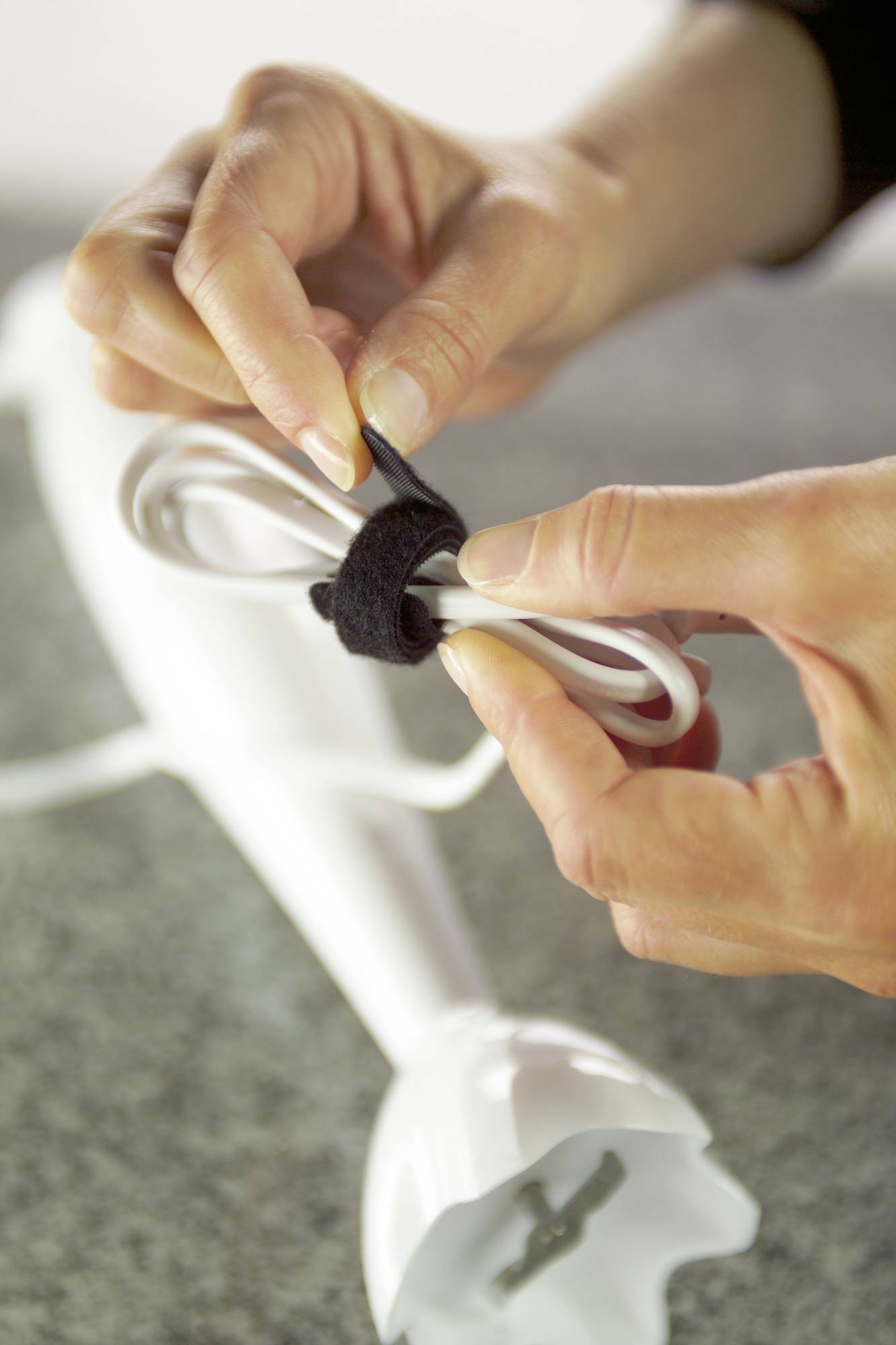 TESA On & Off 55239-00-00 Klettkabelbinder zum Bündeln Haft- und Flauschteil (L x B) 5000mm x 10mm Schwarz 1St.