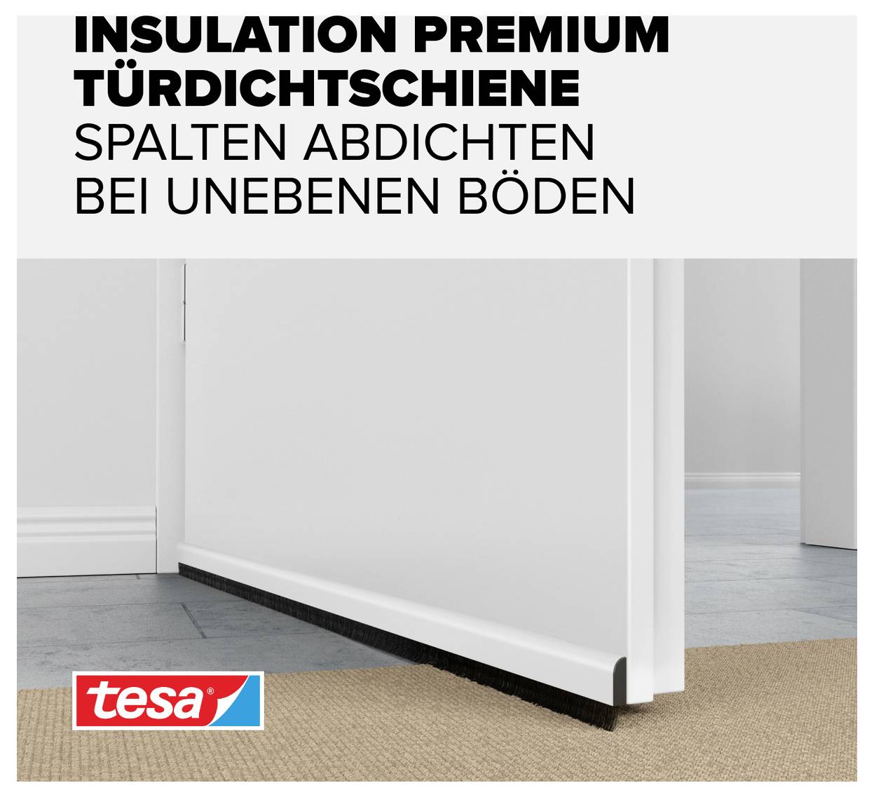 Weiße Tür mit Türdichtschiene, die auf unebenem Boden montiert ist. Oben steht der Text: 'Insulation Premium Türdichtschiene'. Links unten tesa-Logo.