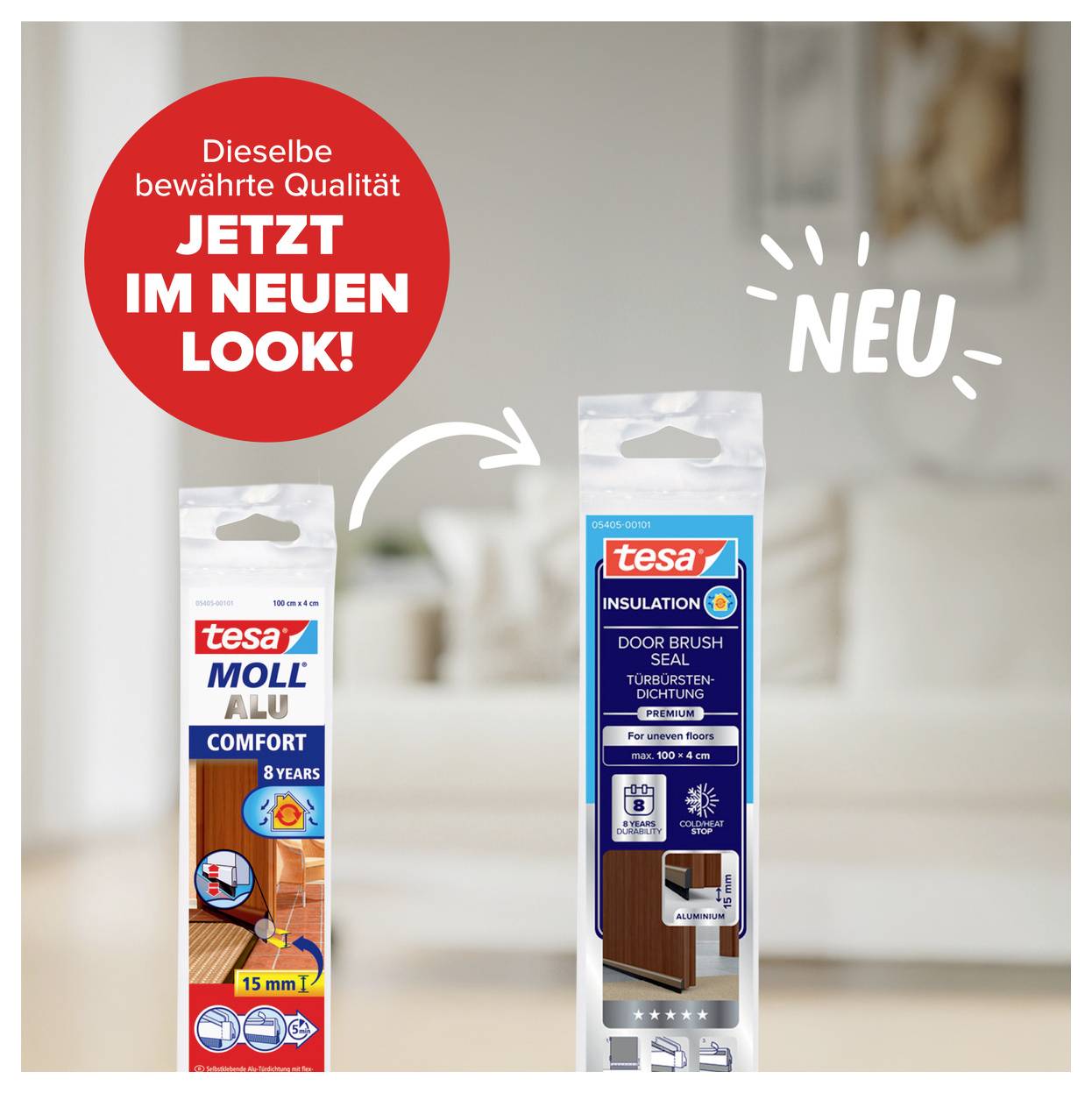 'Produktverpackungen mit tesa Logo: MOL Alu mit 15mm Dichtband links, neue Türbodendichtung rechts. Roter Kreis: 'Dieselbe bewährte Qualität JETZT IM NEUEN LOOK'. Wohnzimmer im Hintergrund.'