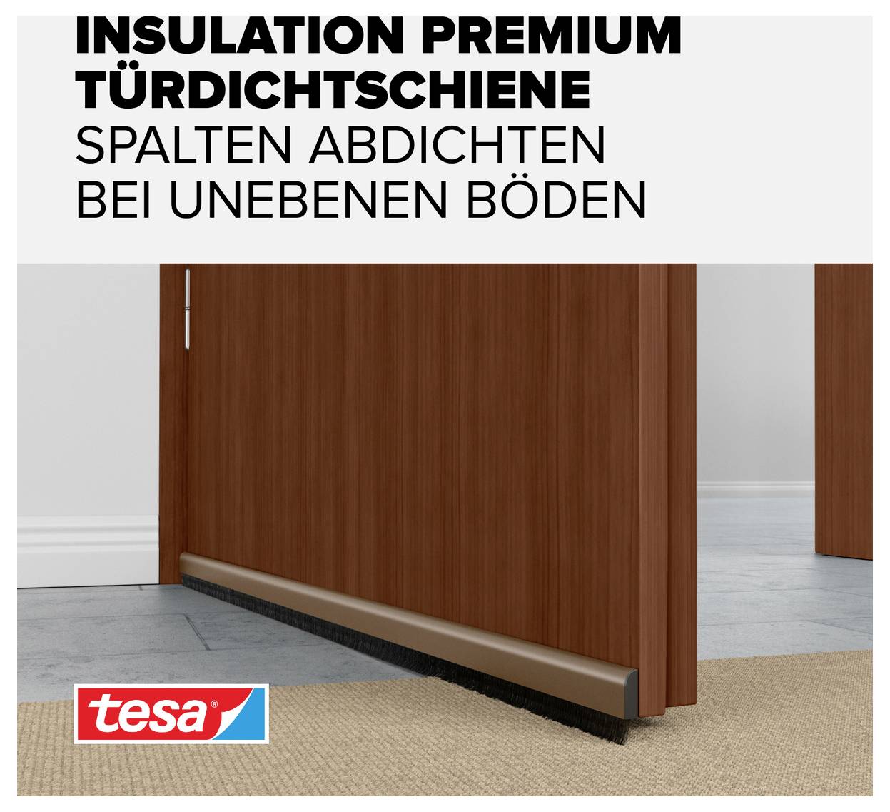 Türdichtungsschiene unter einer Holztür, Text: 'Insulation Premium Türdichtungsschiene - Spalten abdichten bei unebenen Böden', Logo 'tesa'.
