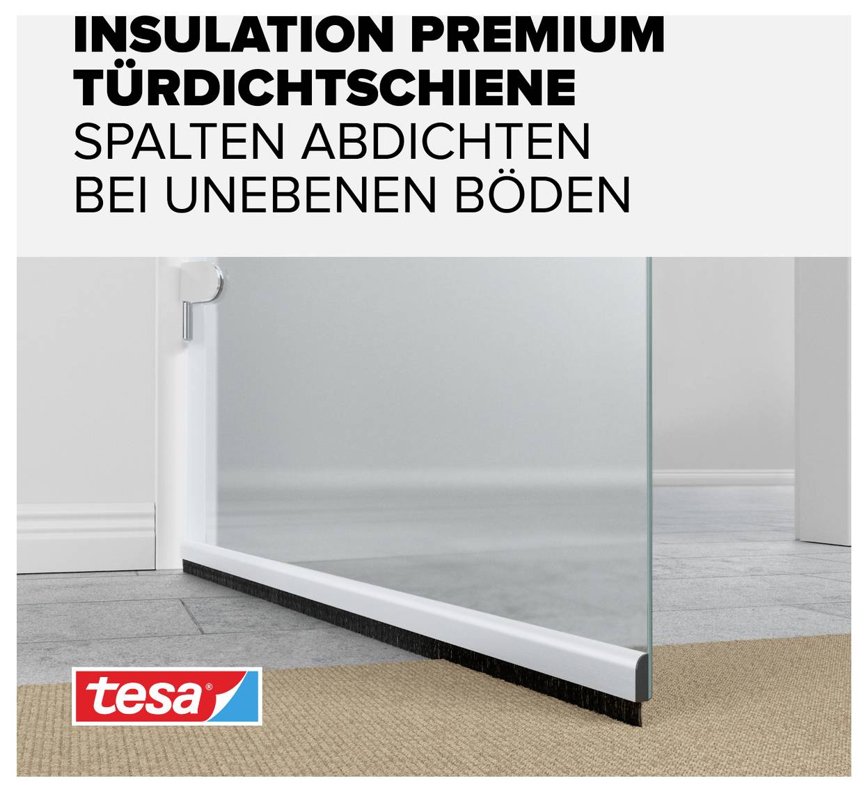 Glastür mit einer weißen Dichtungsschiene darunter. Text oben: 'Insulation Premium Türdichtungsschiene - Spalten abdichten bei unebenen Böden'.