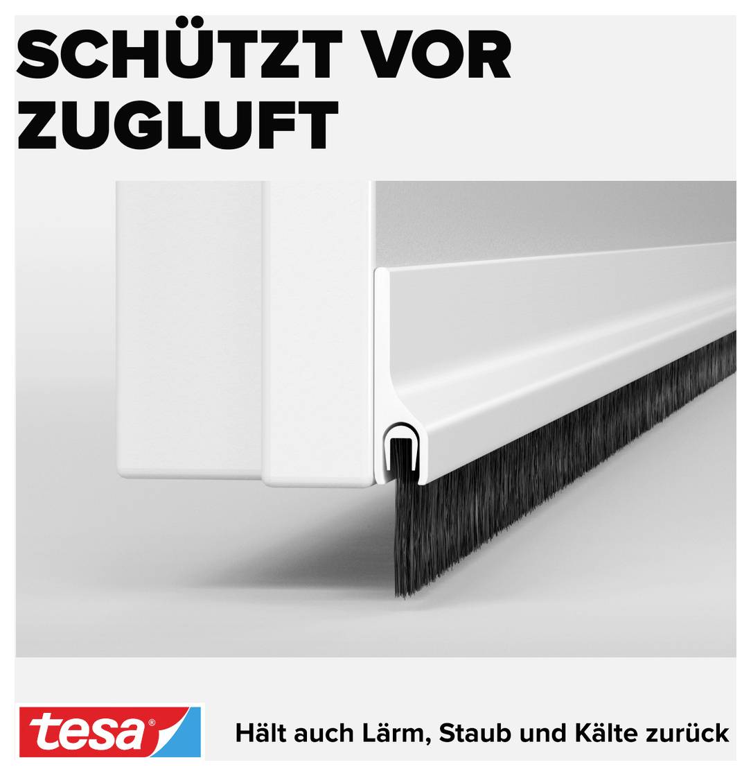 'Schützt vor Zugluft': Nahaufnahme eines Türbodensiegels mit Borsten. Unten: 'tesa - Hält auch Lärm, Staub und Kälte zurück'.