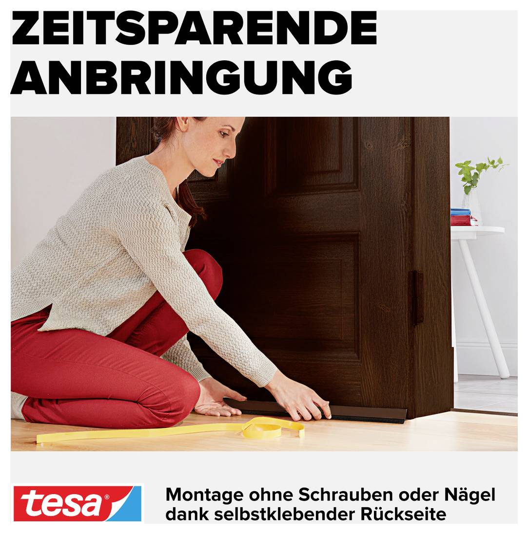 'Zeitsparende Anbringung': Frau bringt einen Dichtungsstreifen an einer Tür an, ohne Schrauben oder Nägel, mit selbstklebender Rückseite.