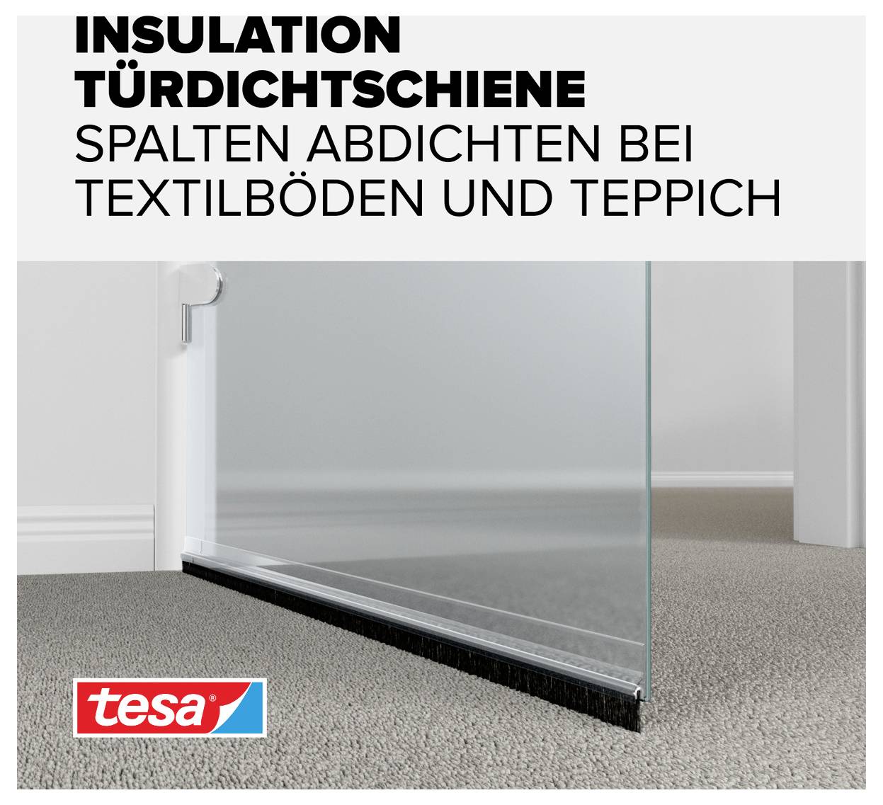 Eine Glastür mit Dichtschiene verschließt Lücke zu Teppichboden. Text: 'Insulation Türdichtschiene - Spalten abdichten bei Textilböden und Teppich'.