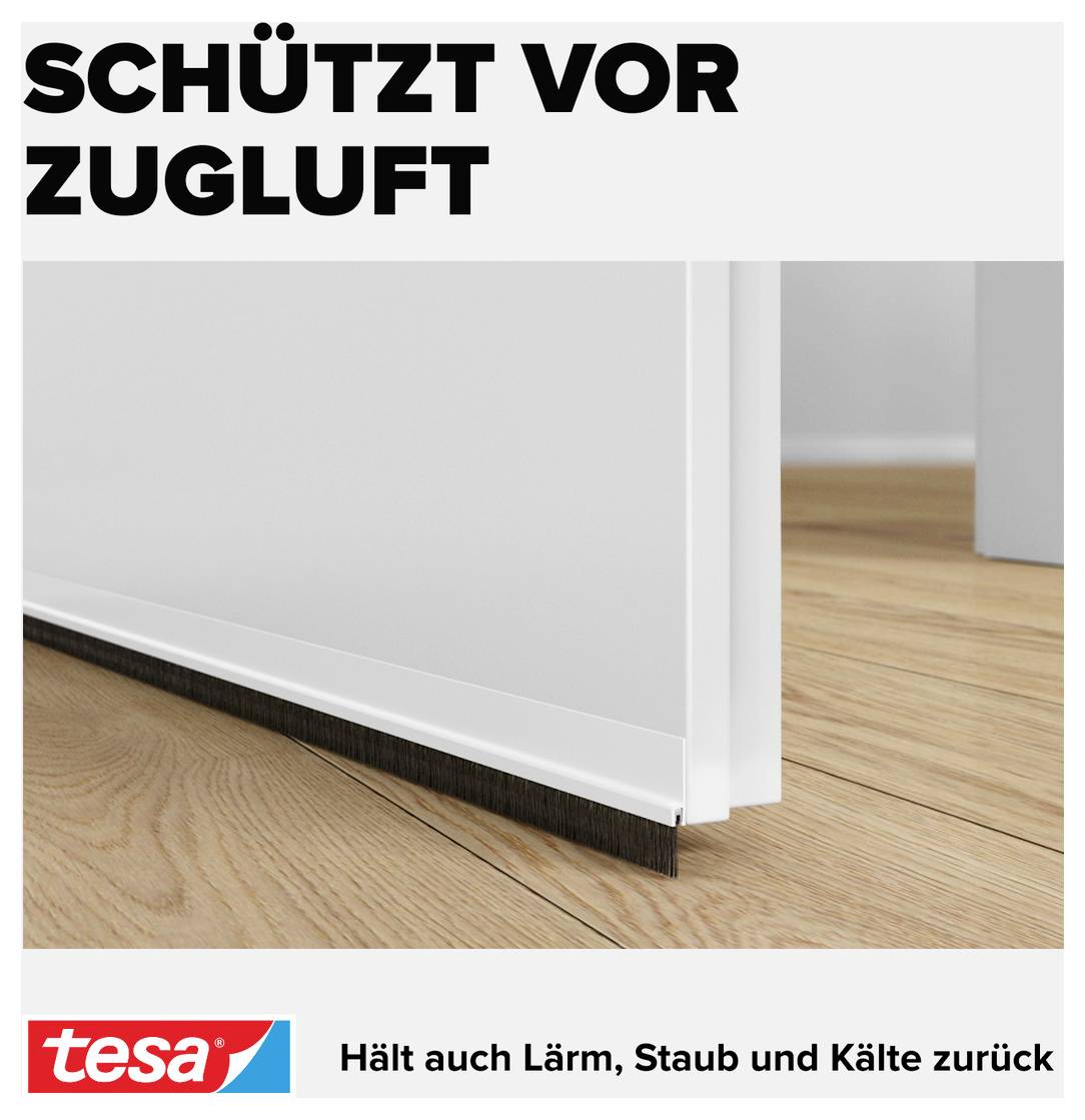 'Schützt vor Zugluft' steht oben im Bild. Naheaufnahme einer Tür mit Bürstendichtung unten. Text unten: 'Hält auch Lärm, Staub und Kälte zurück'.
