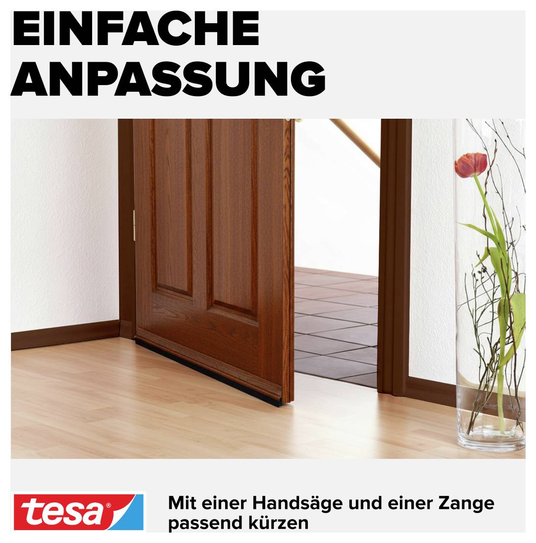 Holztür mit Türbodendichtung, gekürzt mit Handsäge, im offenen Zustand. Neben der Tür steht eine Glasvase mit einer roten Blume.