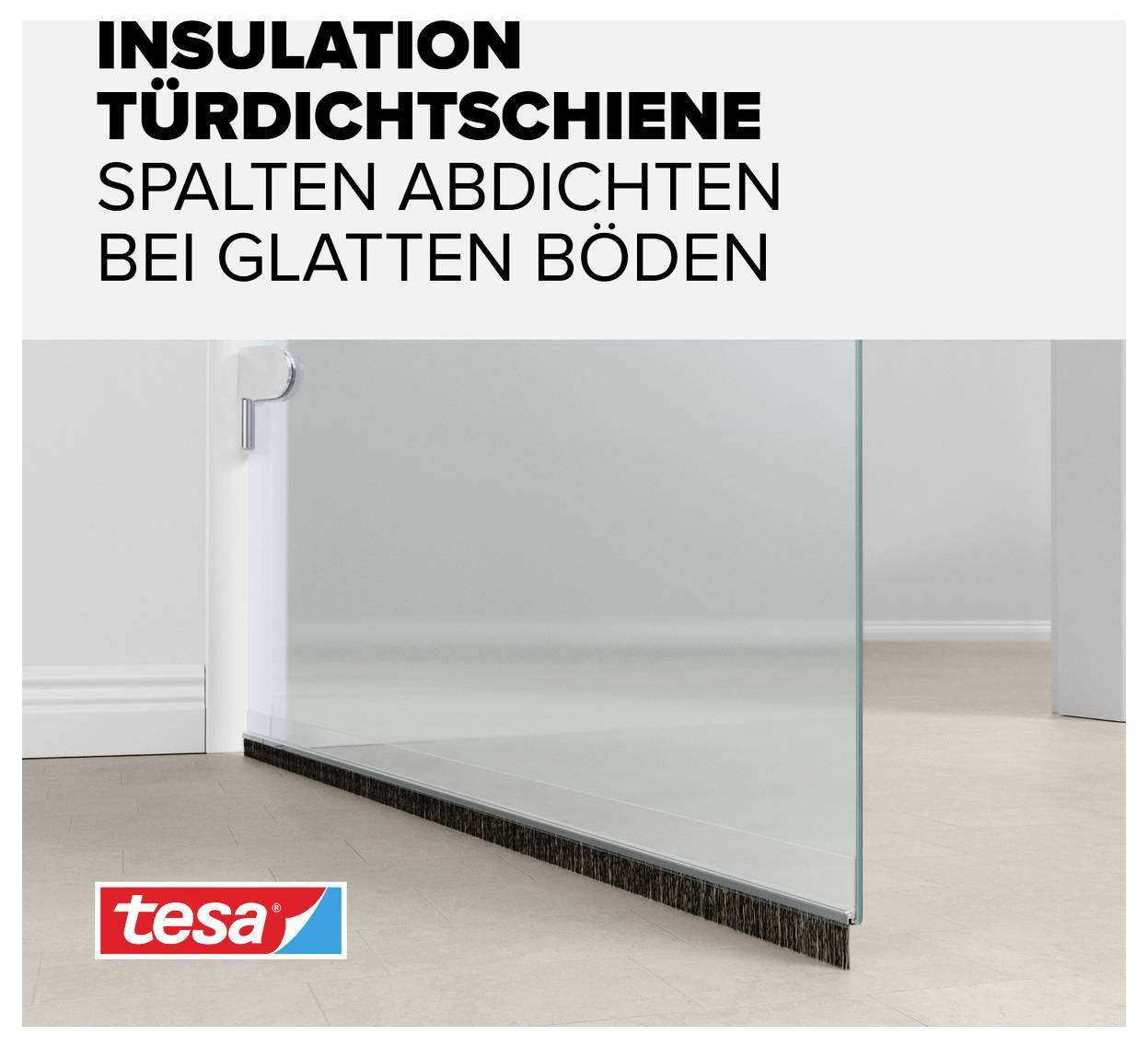 Eine Glastür mit einer Türdichtschiene von tesa unten. Text: 'INSULATION TÜRDICHTSCHIENE SPALTEN ABDICHTEN BEI GLATTEN BÖDEN'.