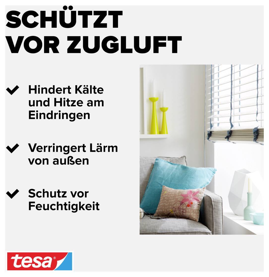 'SCHÜTZT VOR ZUGLUFT.' Text betont Schutz vor Kälte, Lärm und Feuchtigkeit. Wohnzimmer mit Sofa, Kissen, Lampe und Jalousien.