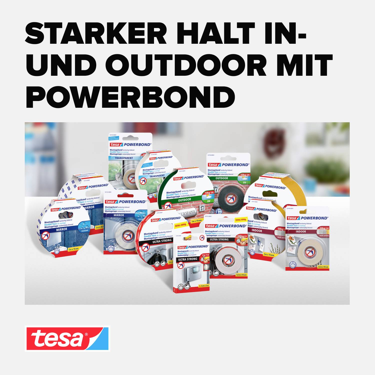 Mehrere Tesa Powerbond-Produkte auf grauem Hintergrund mit dem Text: Starker Halt in- und outdoor mit Powerbond.