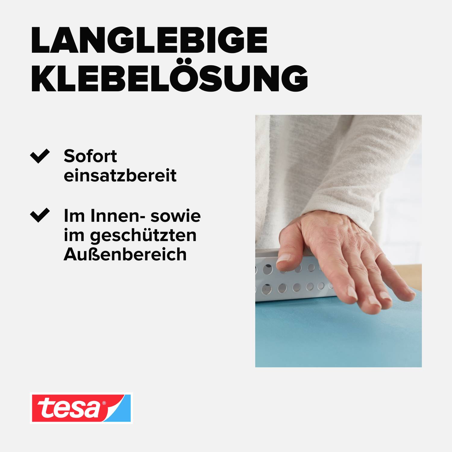 Eine Person drückt Klebeband auf eine Oberfläche. Text: 'Langlebige Klebelösung, Sofort einsatzbereit, Im Innen- sowie im geschützten Außenbereich'.