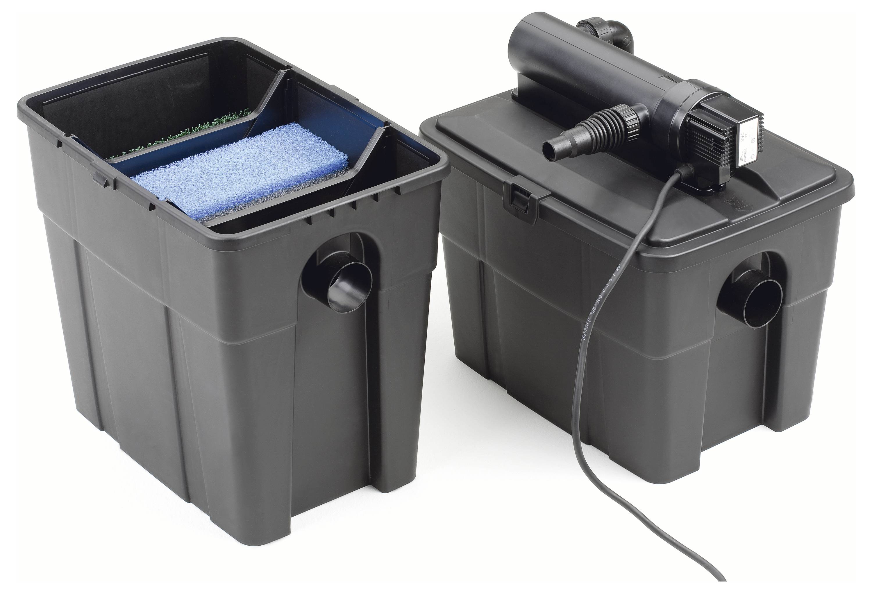 Zwei schwarze Teichfilter, einer geöffnet mit einem blauen Schwammfilter, der andere geschlossen mit einer angeschlossenen Pumpe, zur Wasserreinigung verwendet.