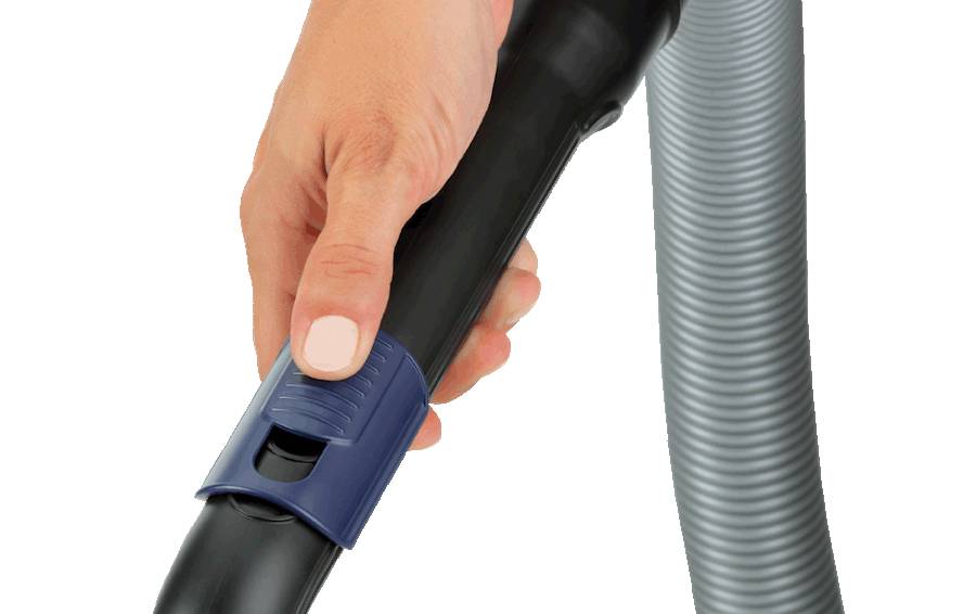 Eine Hand hält einen Staubsaugerschlauch mit einer Nahaufnahme des verstellbaren Saugkraftregelschiebers am Griff.