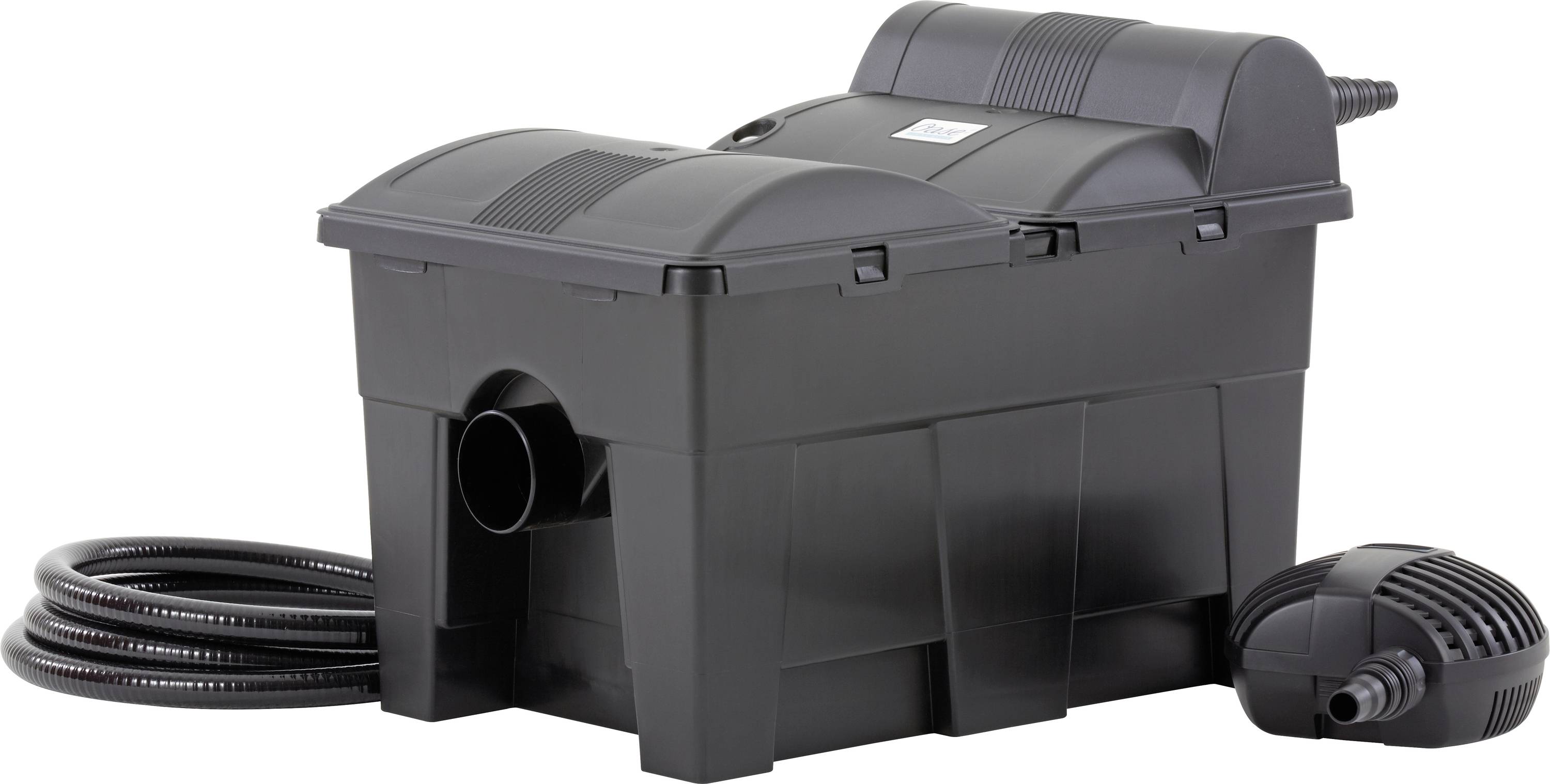 Eine rechteckige schwarze Box mit einem angeschlossenen Schlauch, höchstwahrscheinlich eine Pumpe für einen Gartenteichfilter. Sie wird von einem aufgerollten Kabel und einer separaten schwarzen Komponente begleitet.