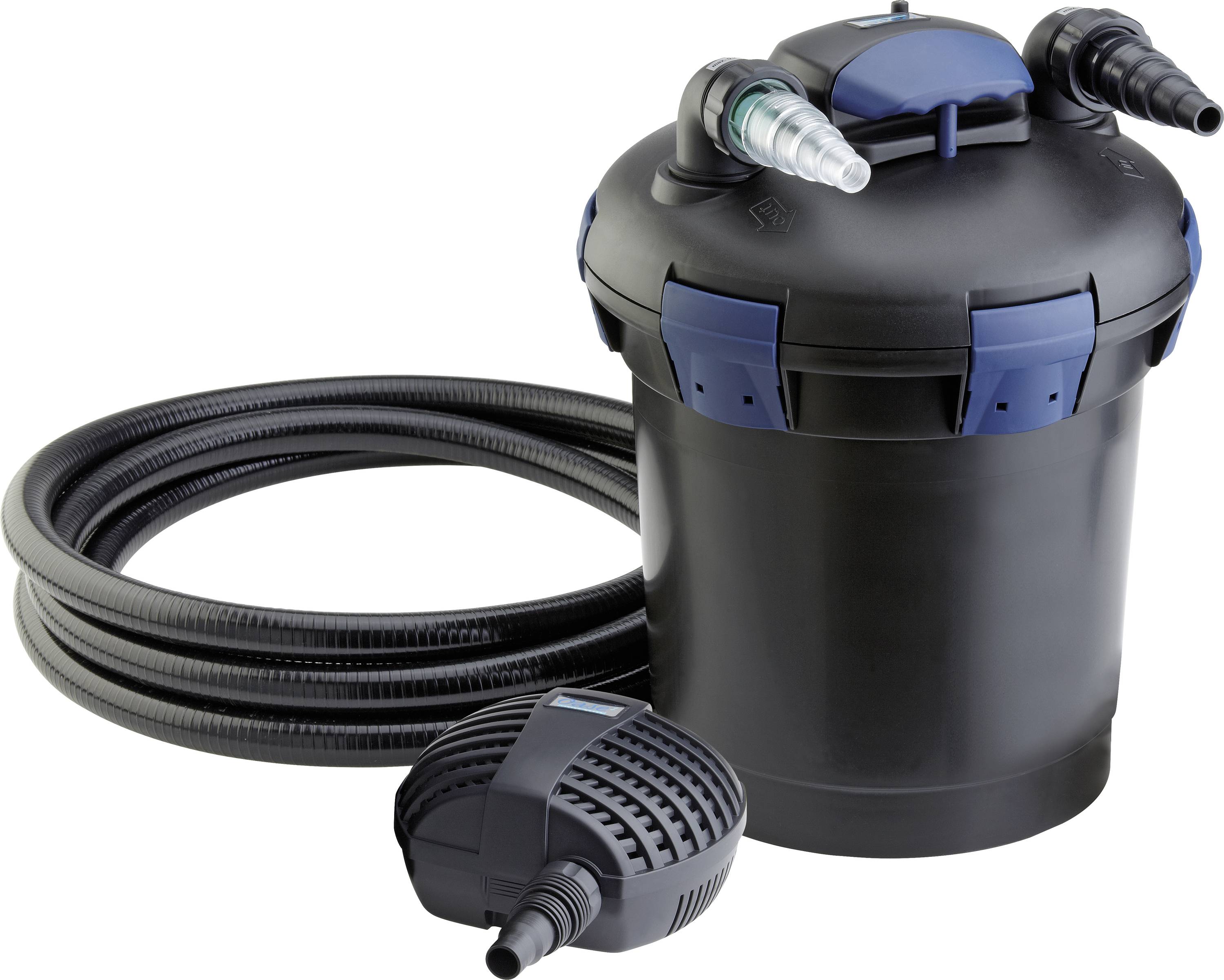 Ein schwarzes zylindrisches Wasserfiltersystem mit blauen Akzenten, ausgestattet mit angeschlossenen Schläuchen und einer Schutzabdeckung, das zur Teichfiltration verwendet wird.