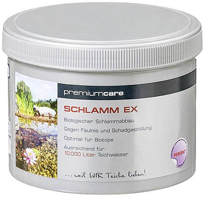 Ein Eimer 'Schlamm Ex' für biotechnischen Schlammabbau in Biotopen, geeignet für 10.000 Liter Teichwasser, zeigt ein Teichbild.